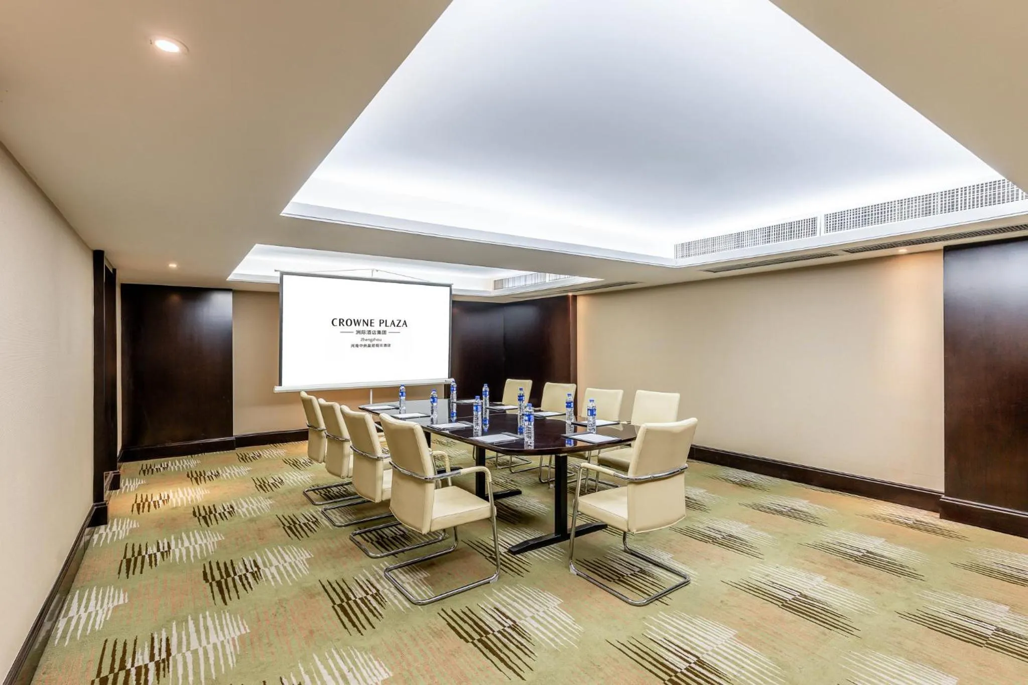 Meeting/conference room in Crowne Plaza Zhengzhou by IHG