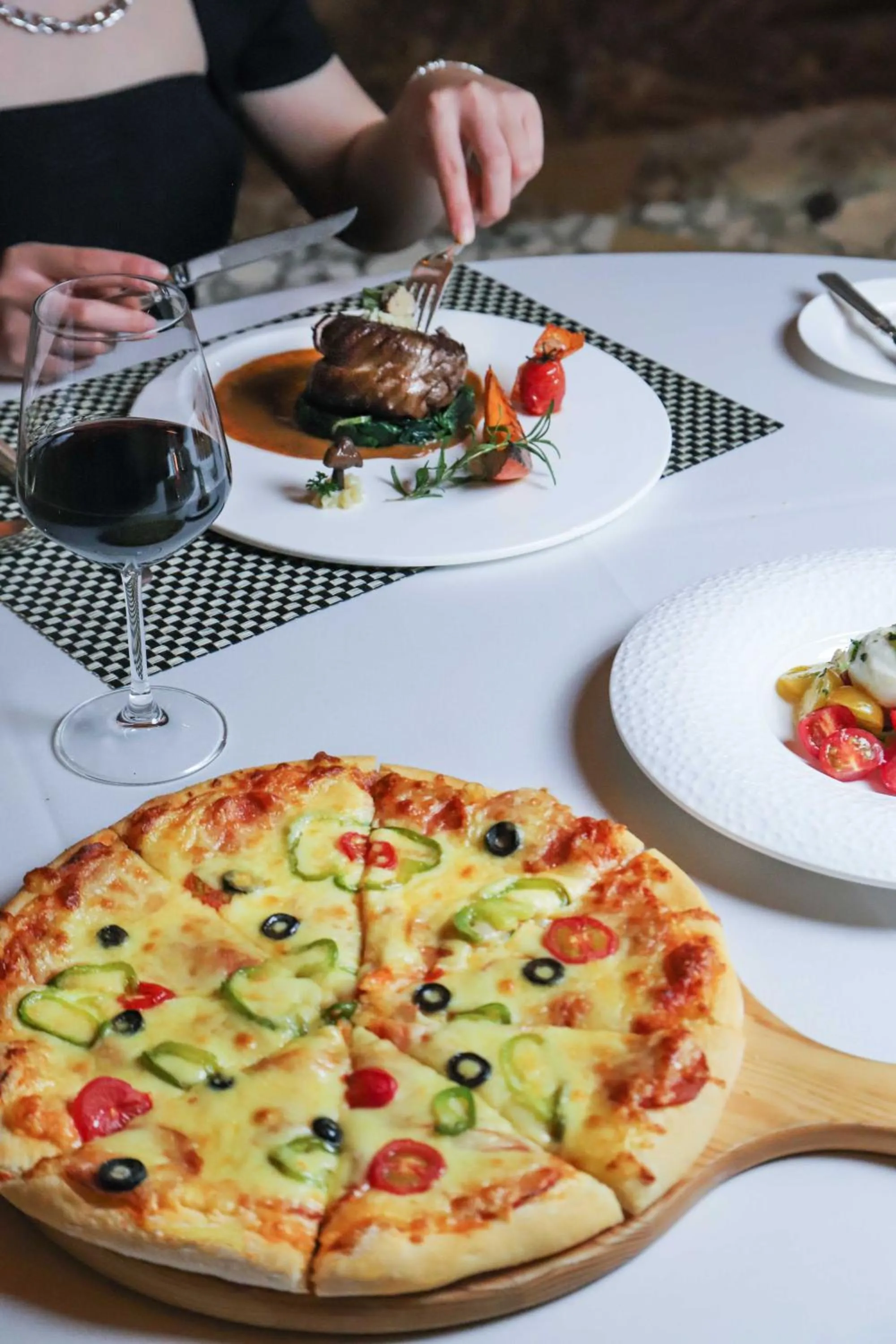 Restaurant/places to eat in Crowne Plaza Zhengzhou by IHG