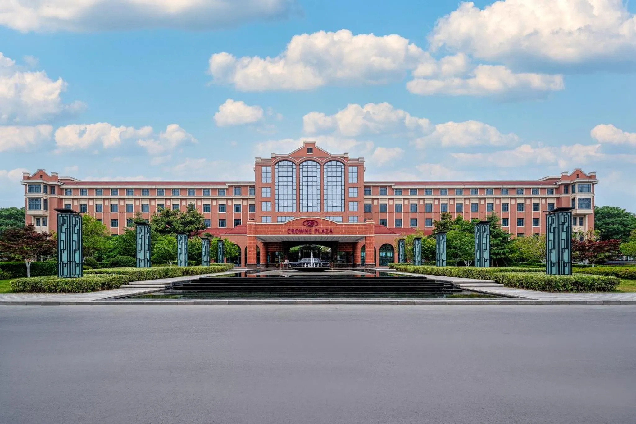 Property building in Crowne Plaza Zhengzhou by IHG