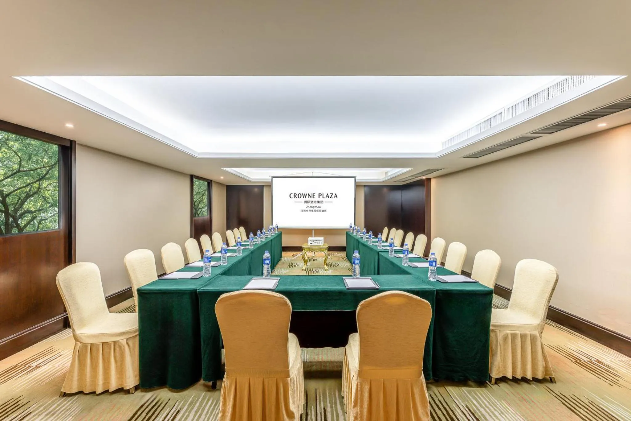 Meeting/conference room in Crowne Plaza Zhengzhou by IHG