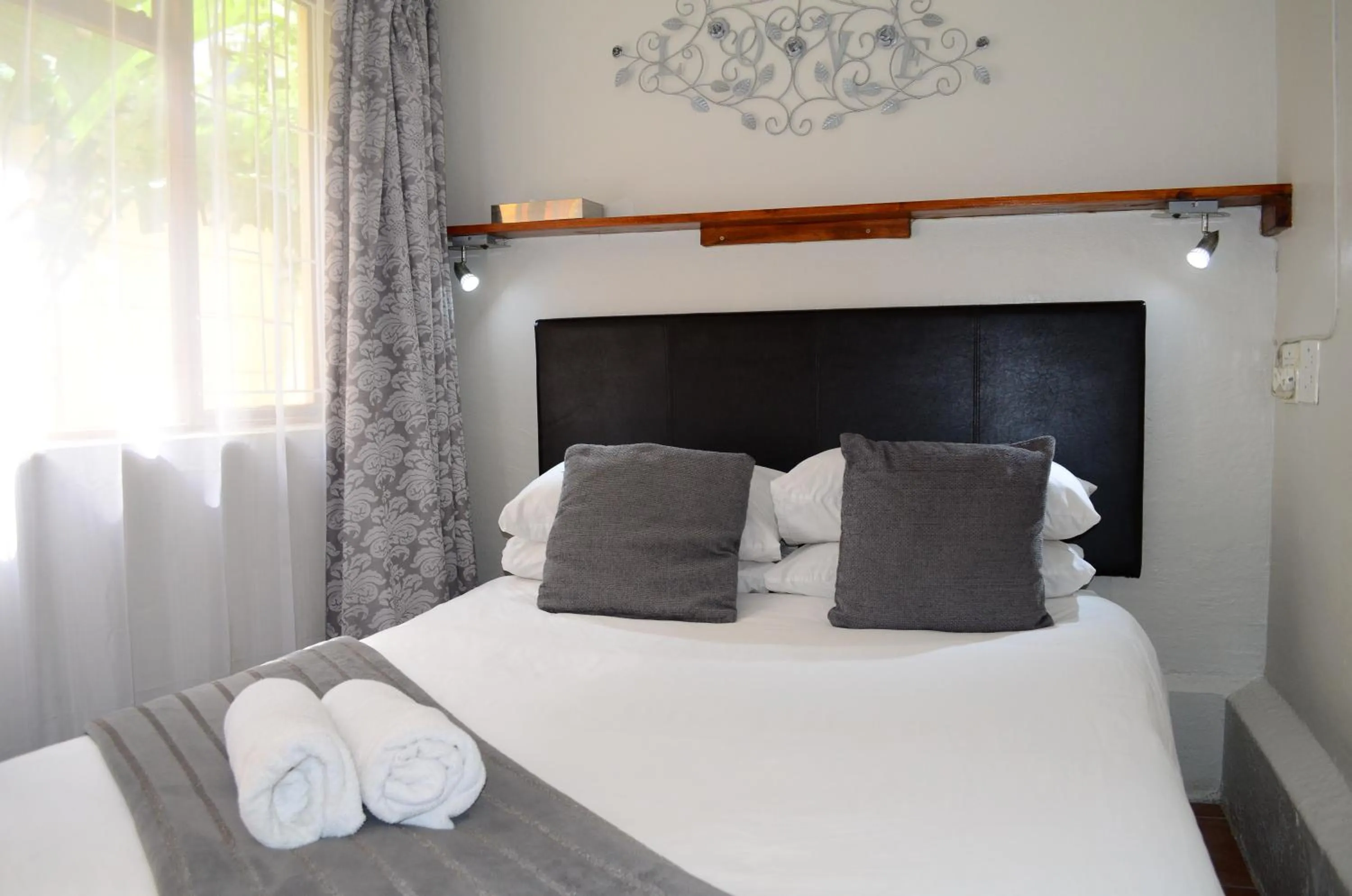 Bedroom, Bed in A Sunflower Stop Backpackers