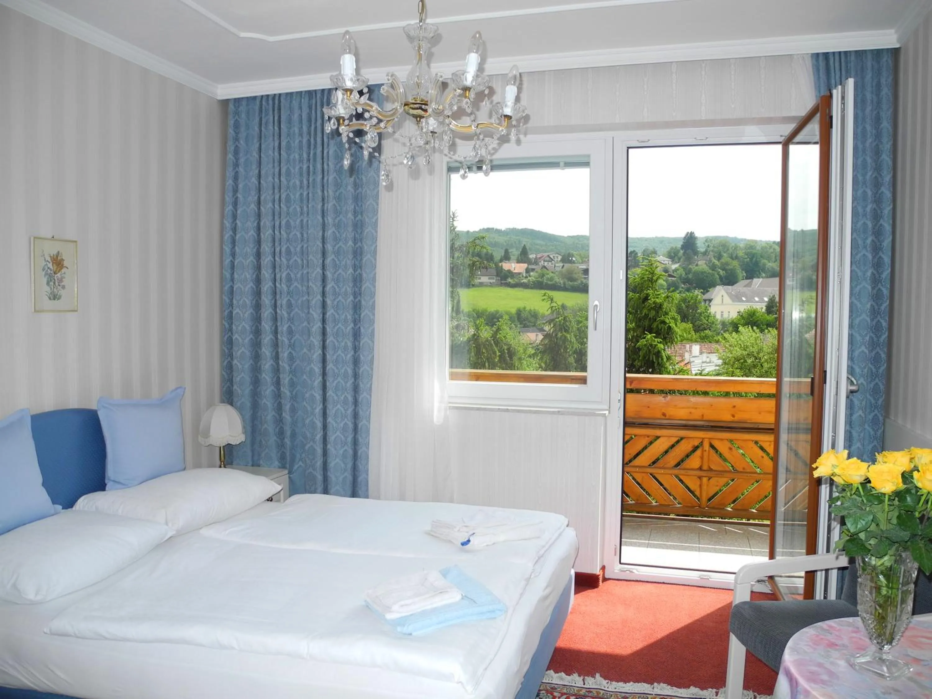 Garden view, Bed in Hotel Rosner