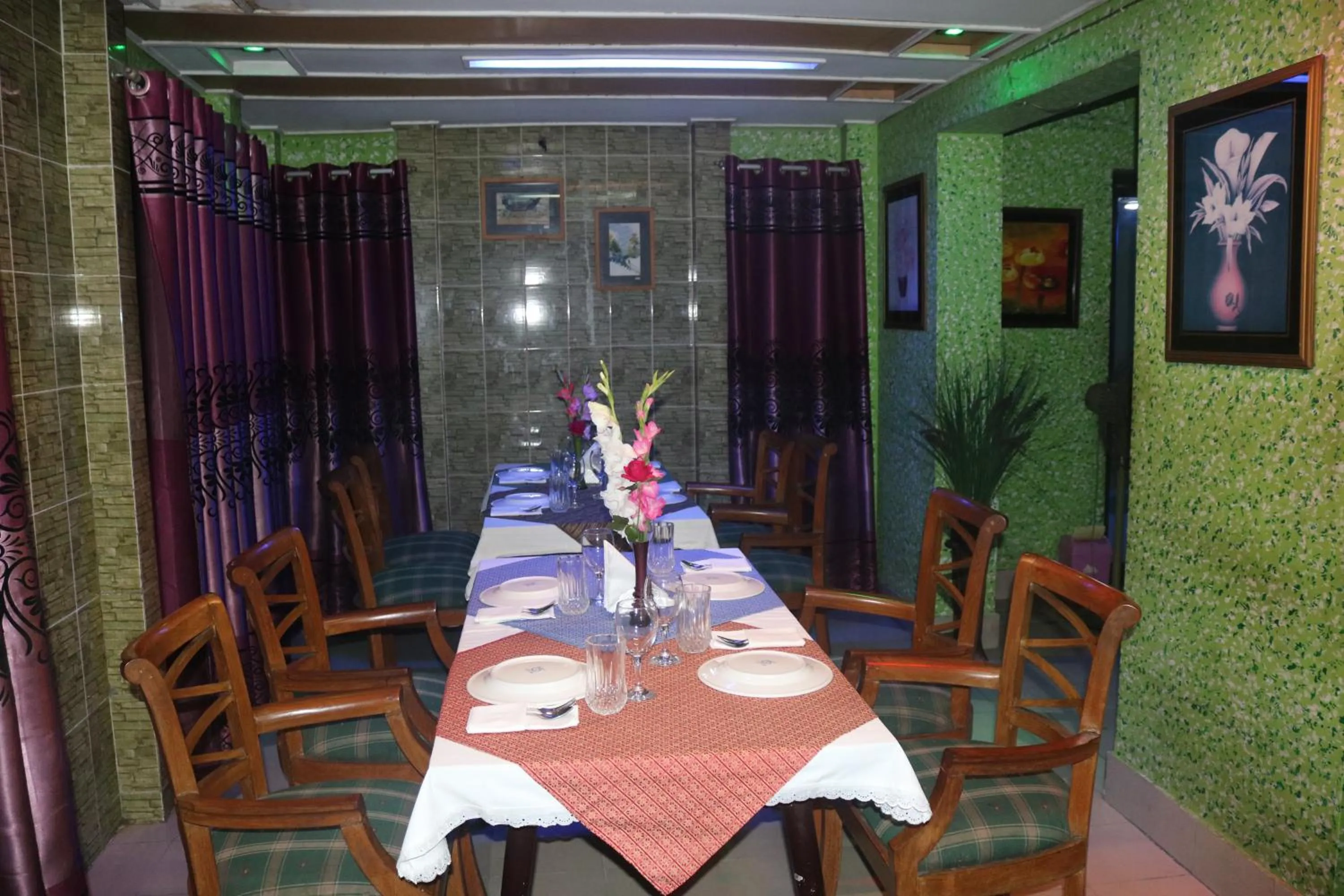 Restaurant/places to eat in Hotel De Meridian Ltd