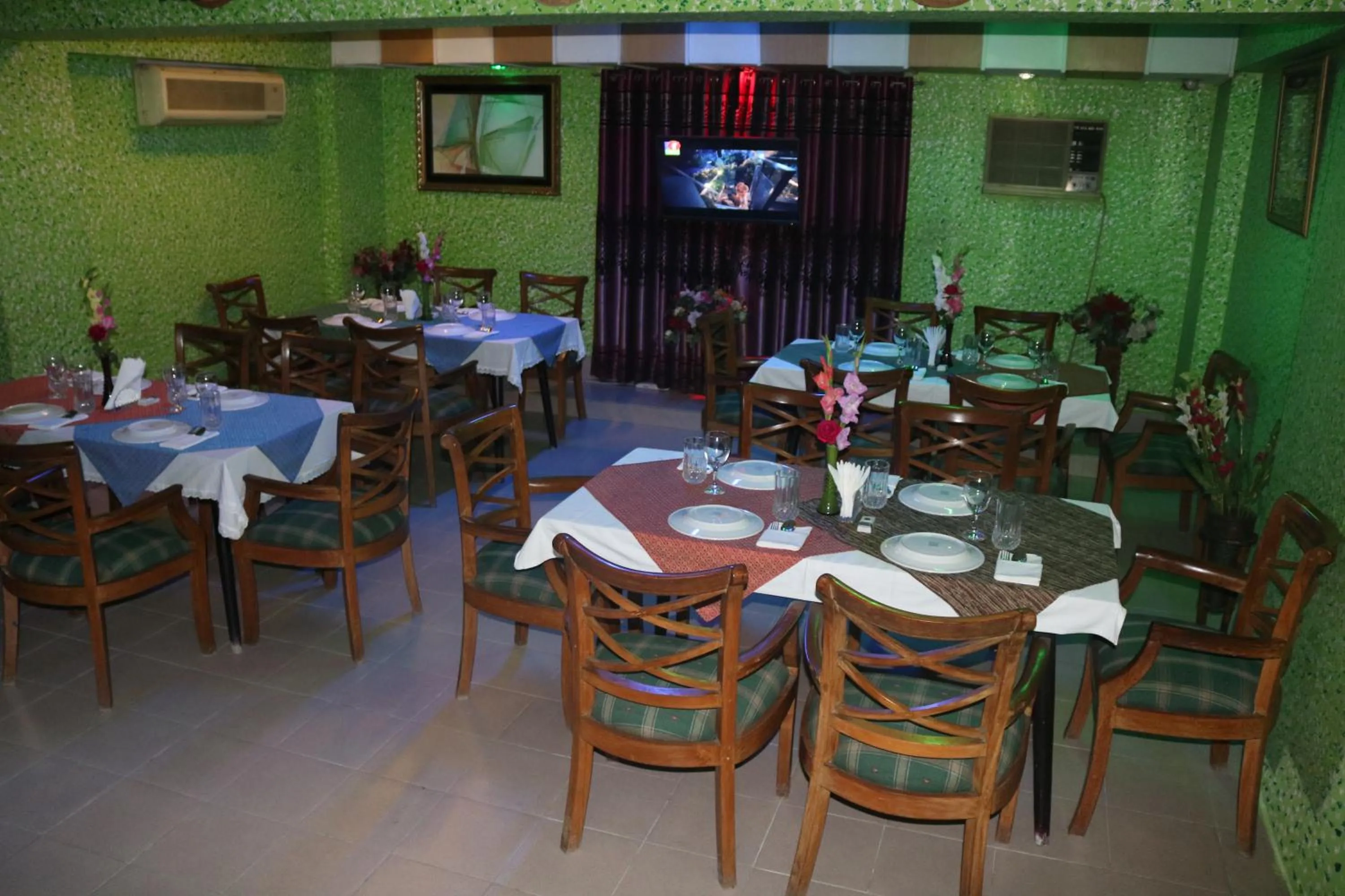 Restaurant/places to eat in Hotel De Meridian Ltd