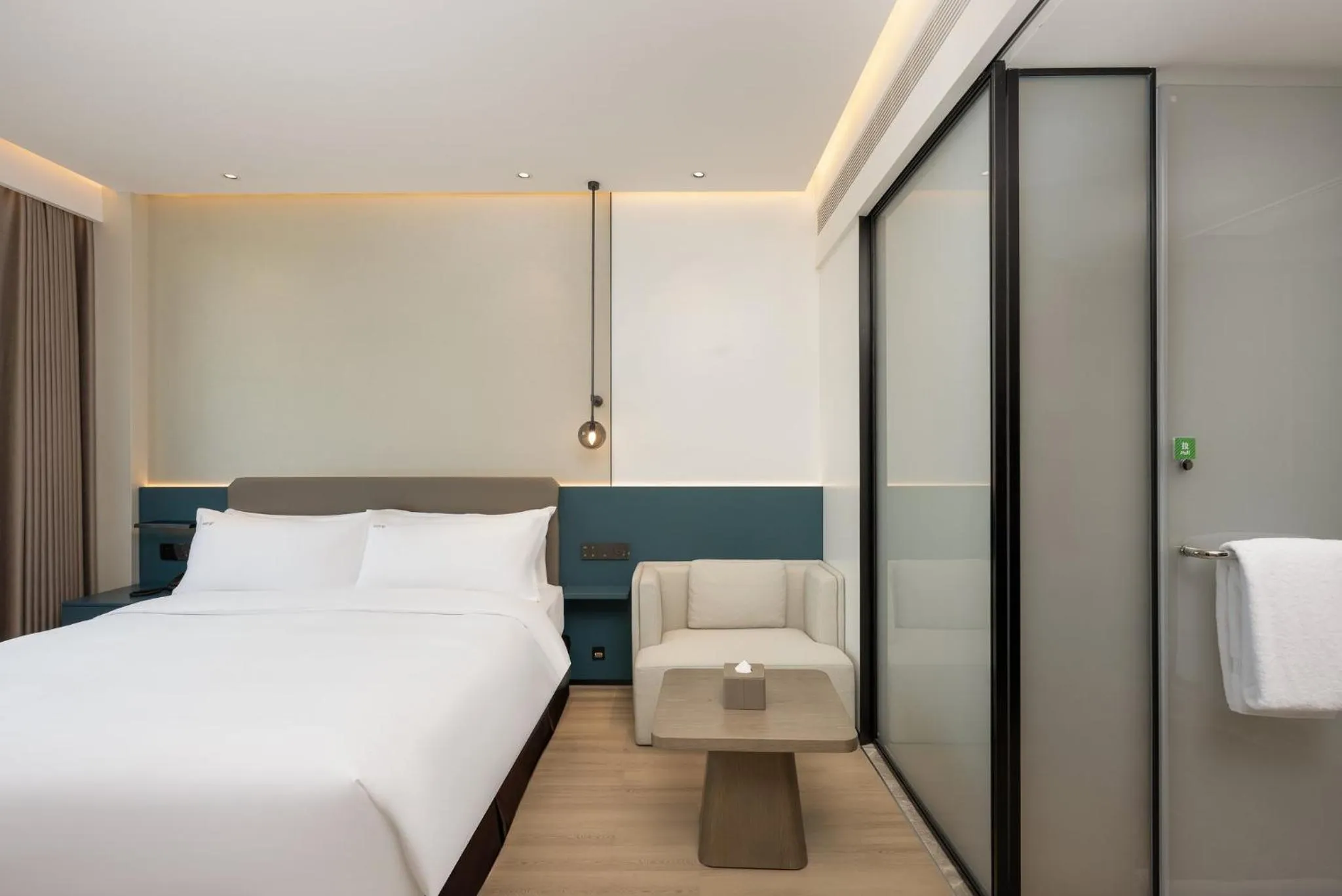 Photo of the whole room, Bed in Holiday Inn Zhengzhou Zhongzhou by IHG