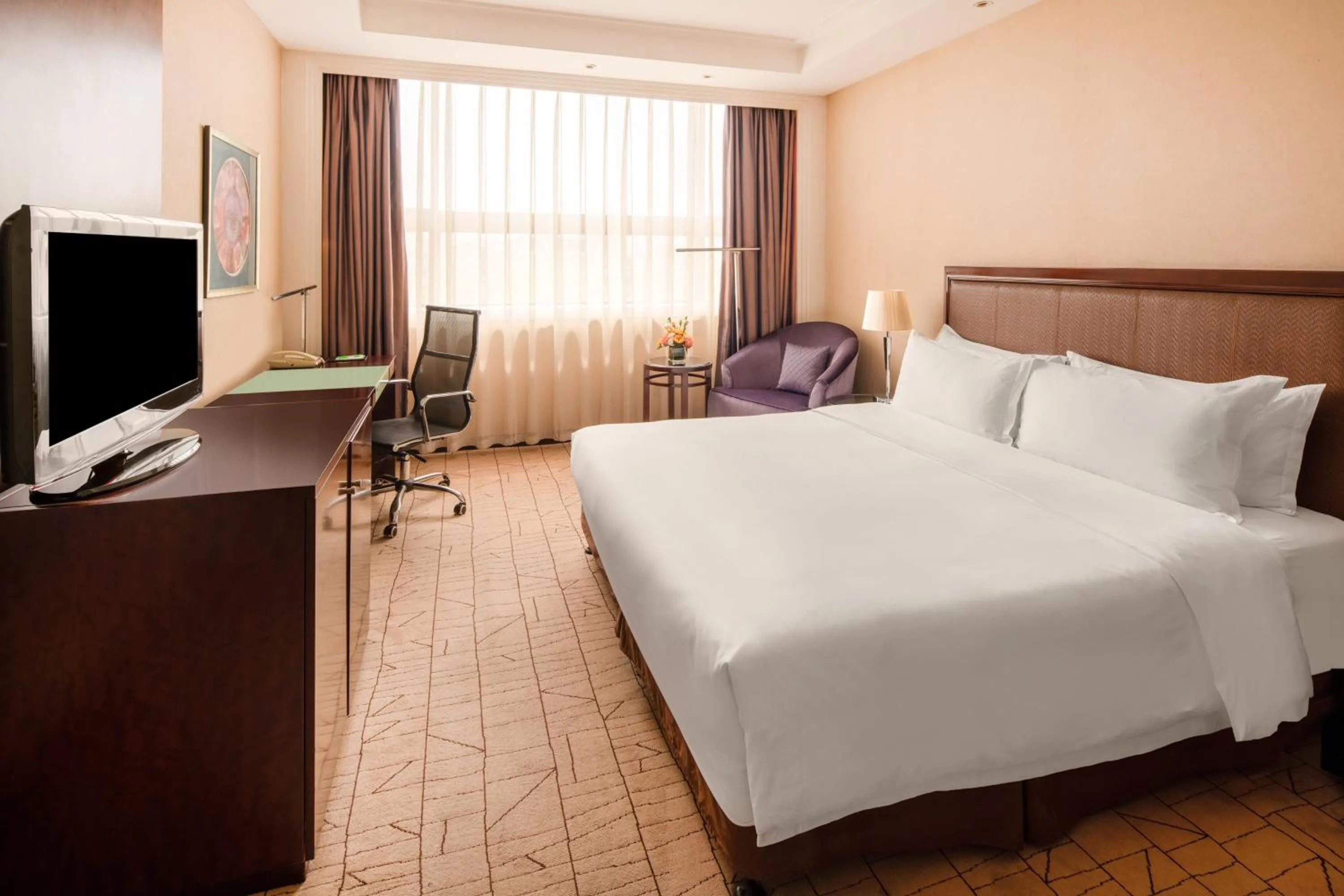 Photo of the whole room, Bed in Holiday Inn Zhengzhou Zhongzhou by IHG