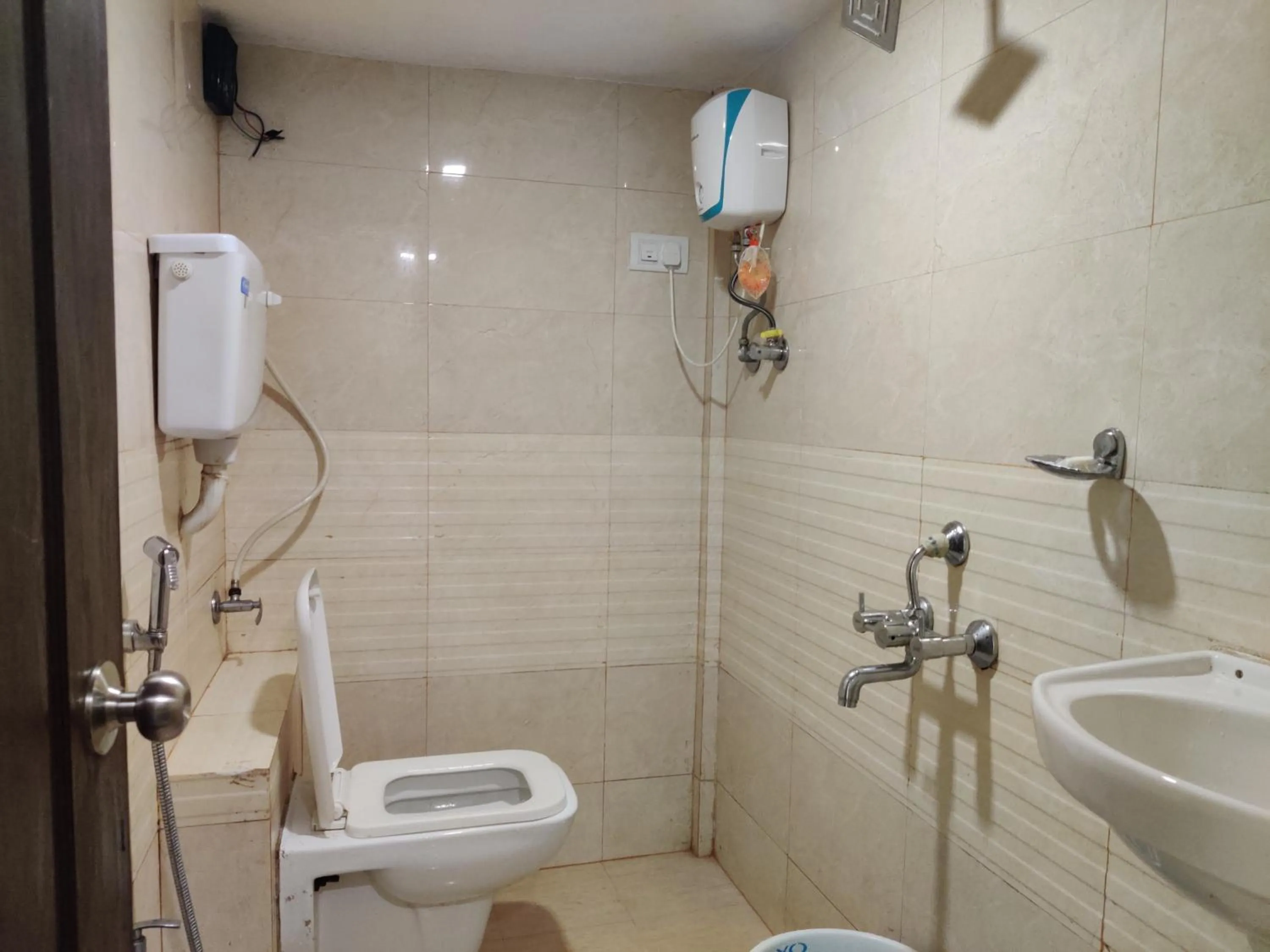 Shower in Hotel Happyland