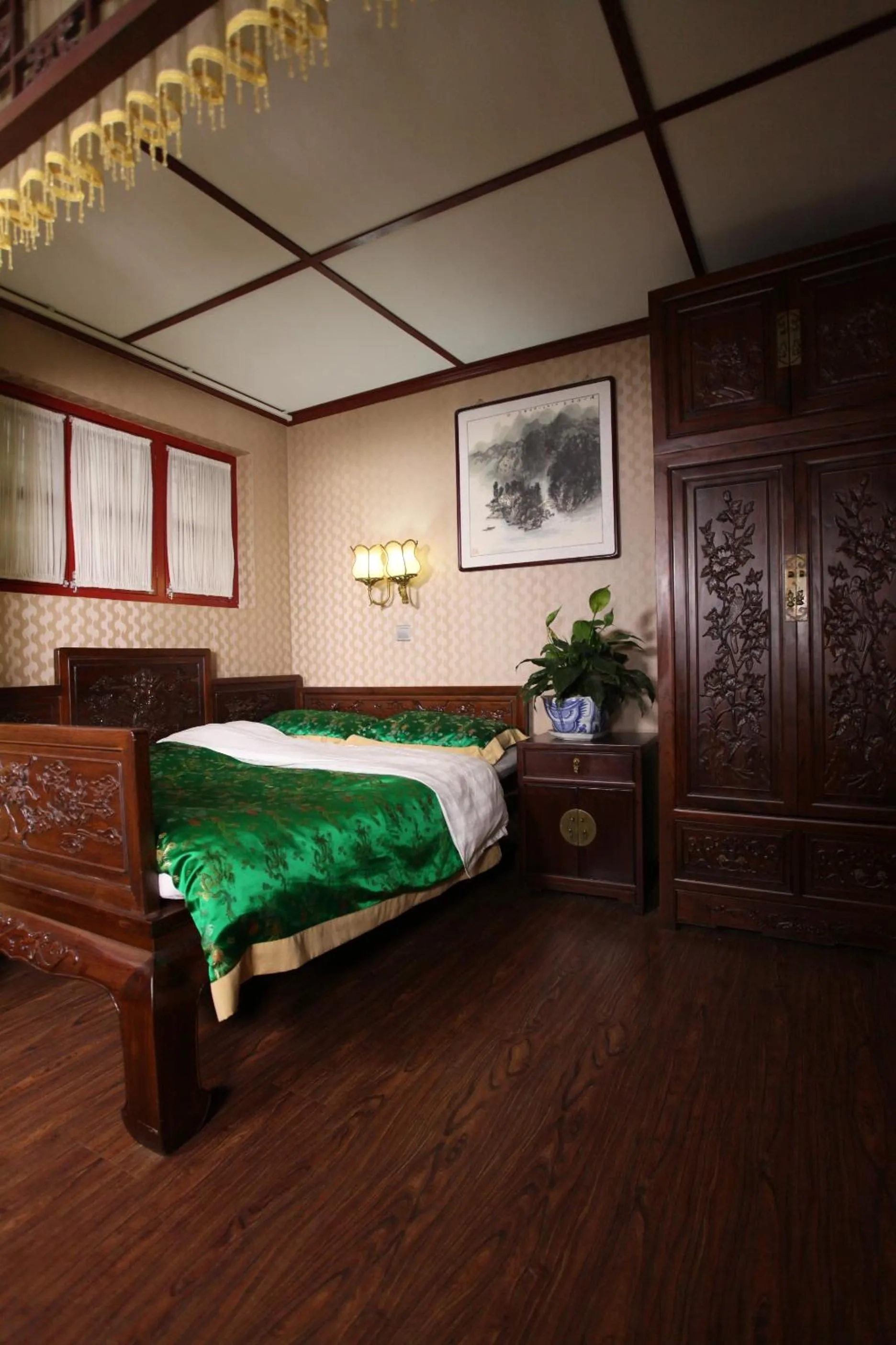 Bed in Imperial Courtyard