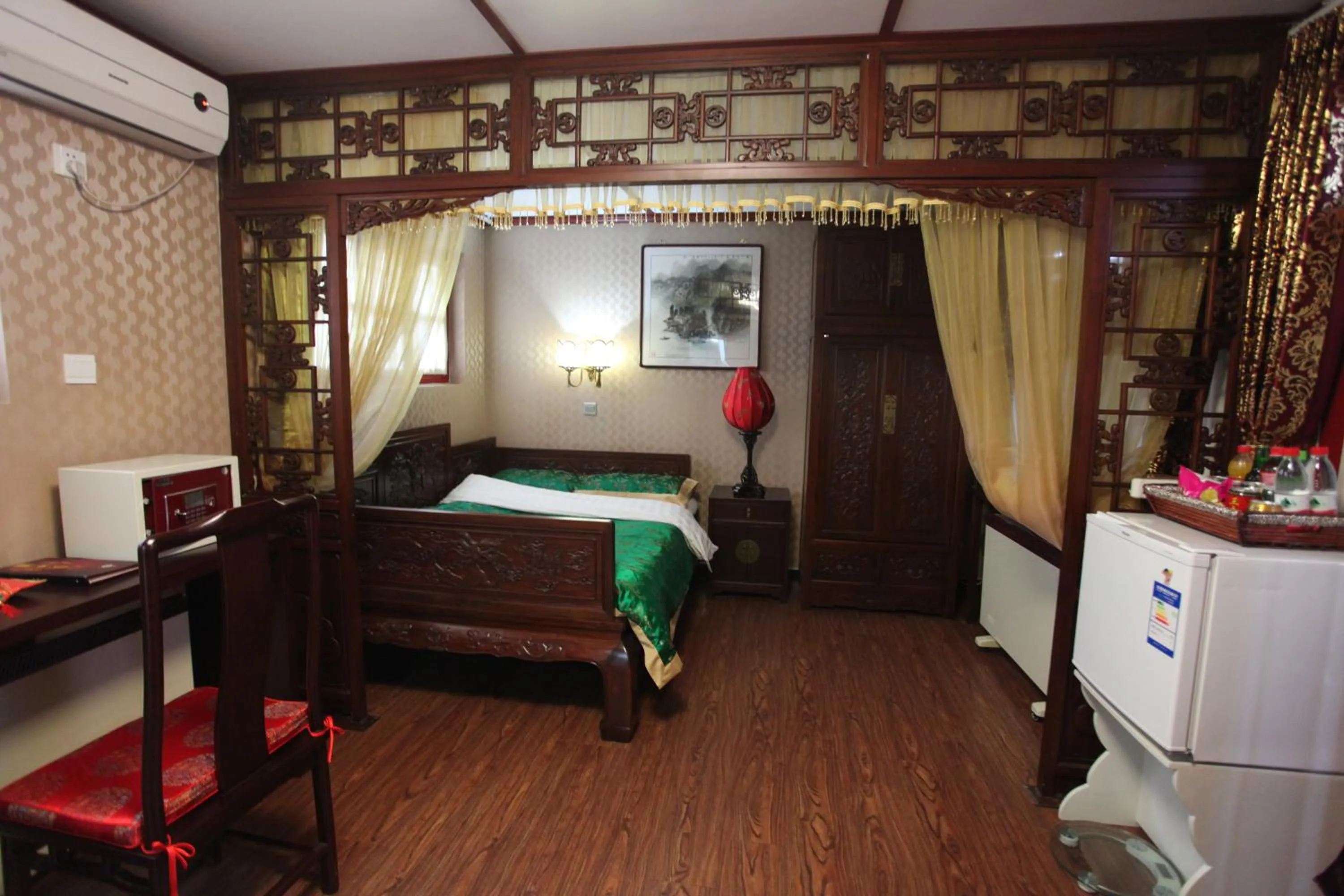 Bed in Imperial Courtyard