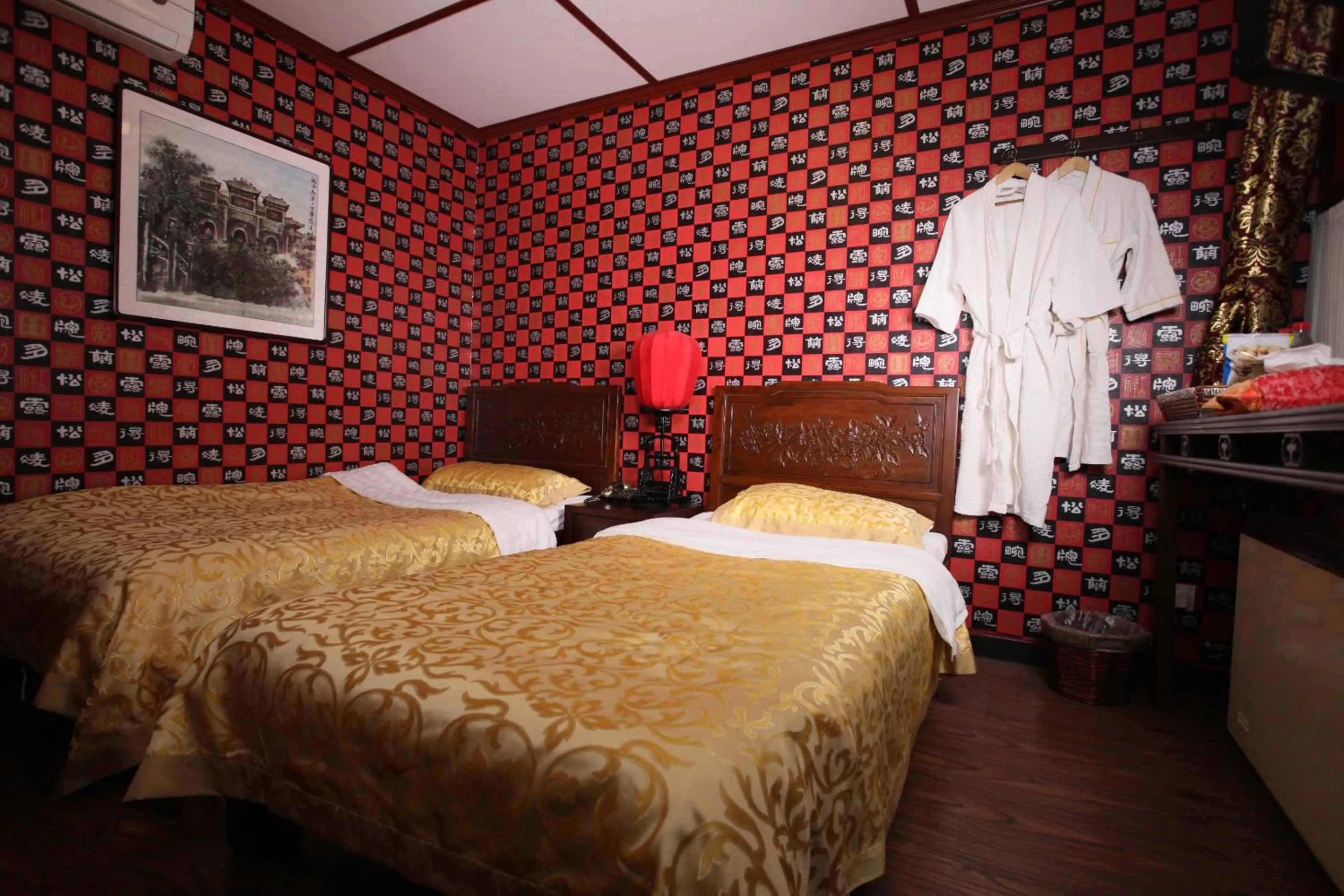 Bed in Imperial Courtyard