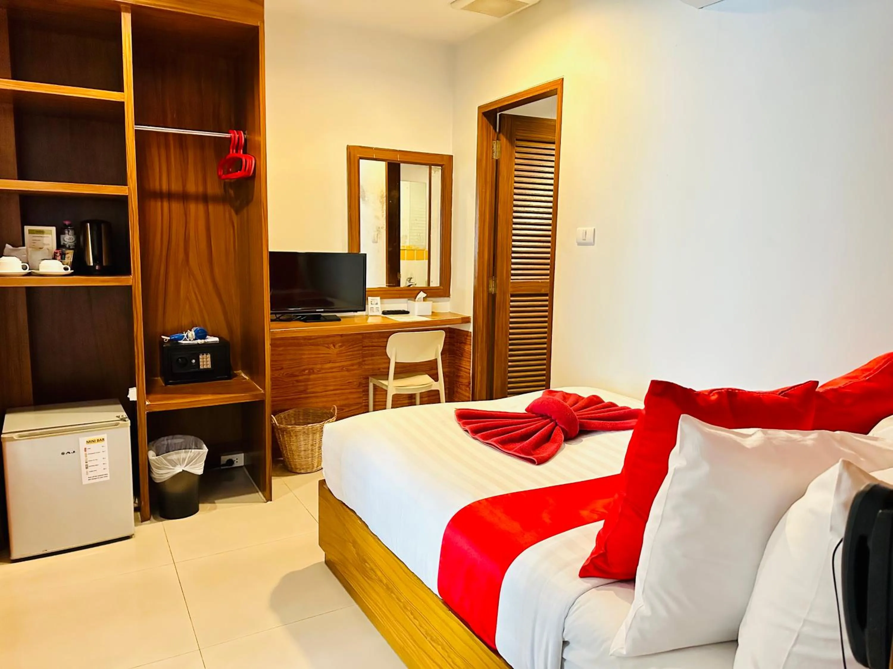 Bedroom in PJ Patong Resortel