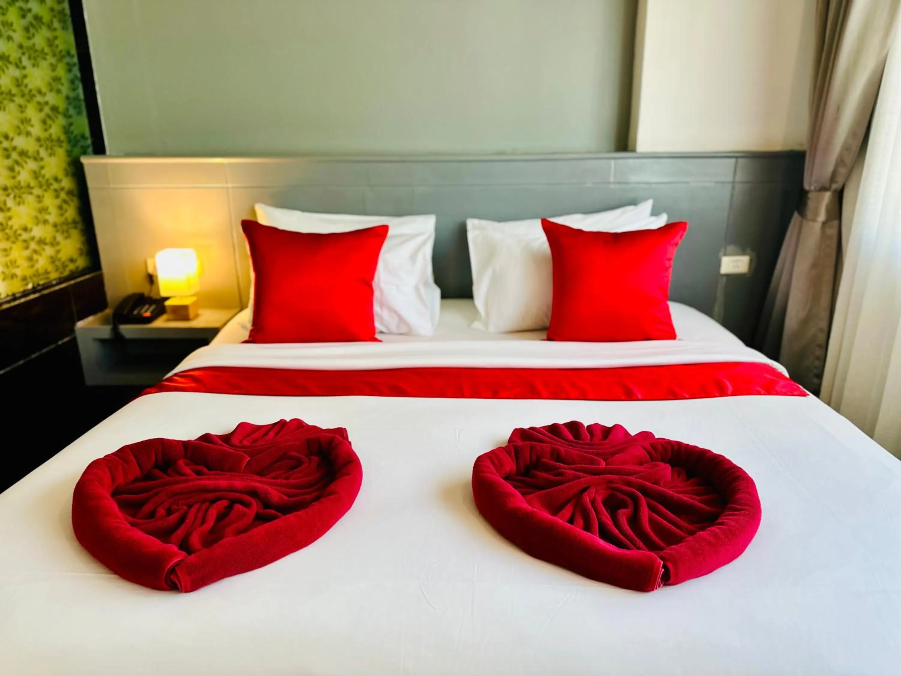 Bed in PJ Patong Resortel