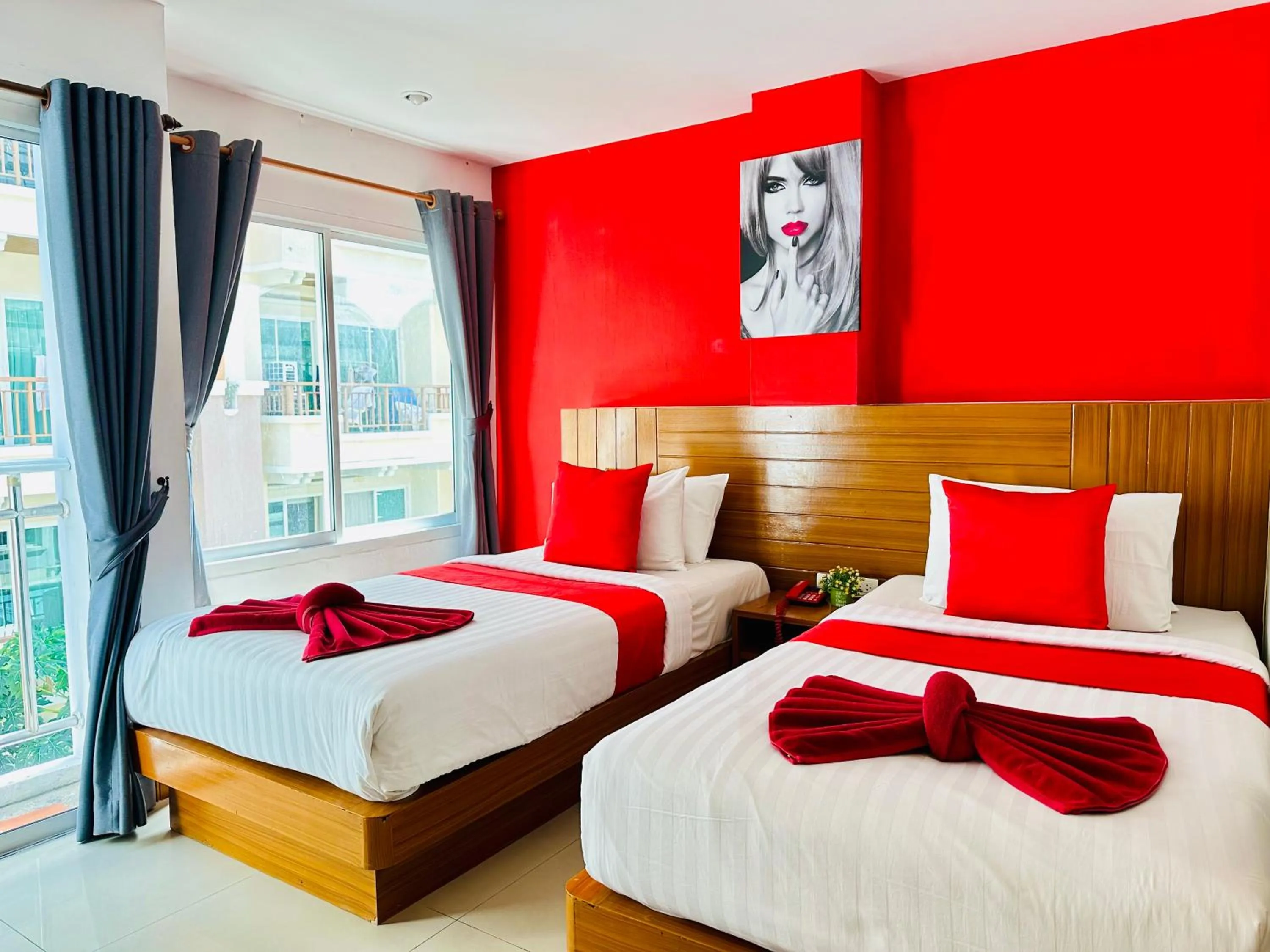 Bed in PJ Patong Resortel