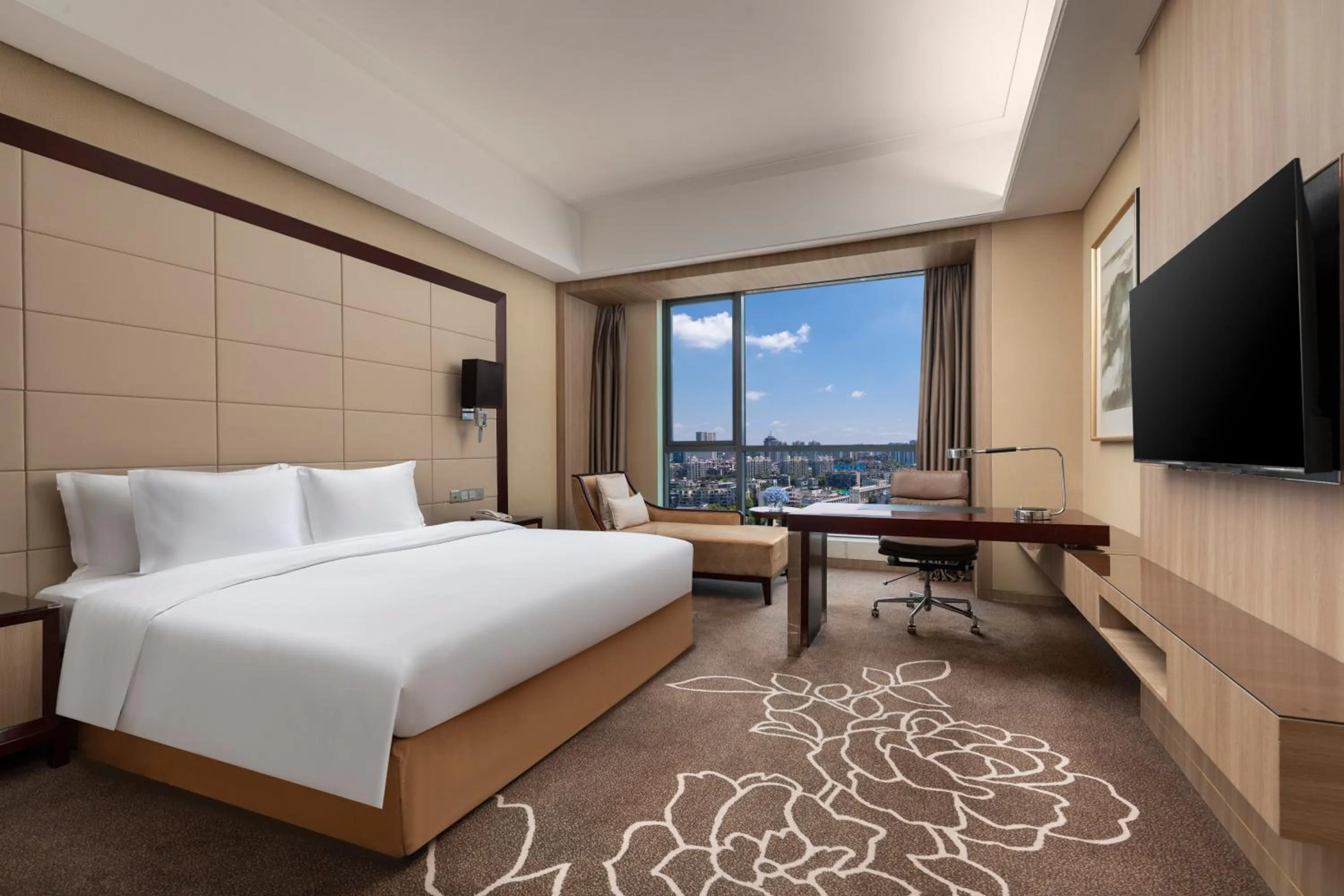 Photo of the whole room, Bed in Crowne Plaza Yichang by IHG