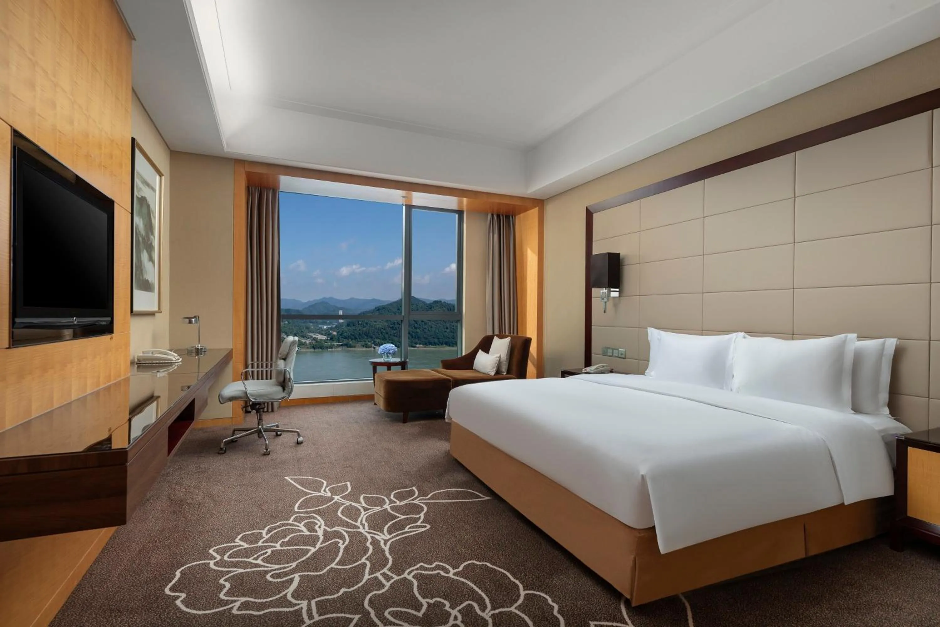 One-Bedroom Suite with River View in Crowne Plaza Yichang by IHG