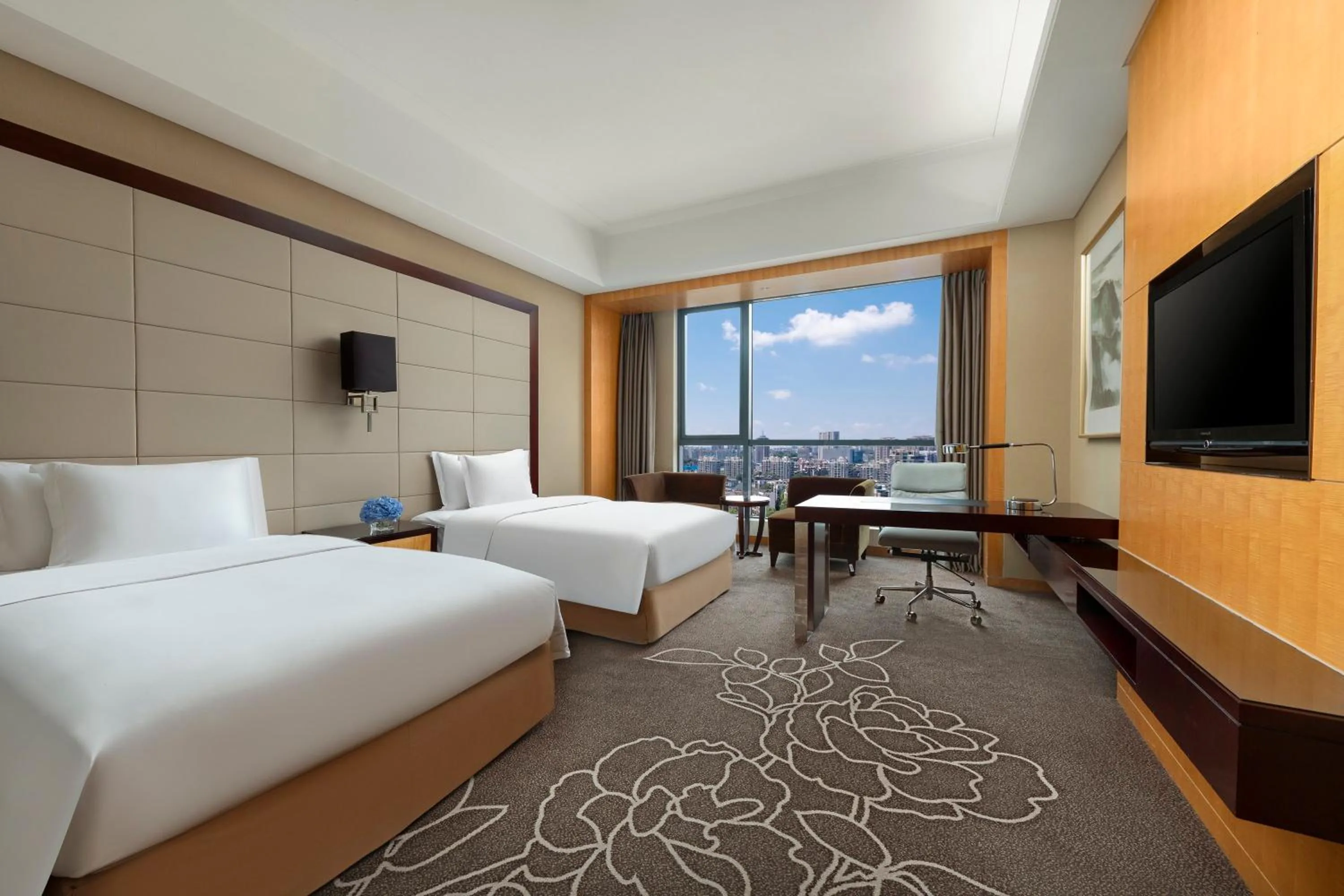 Photo of the whole room, Bed in Crowne Plaza Yichang by IHG