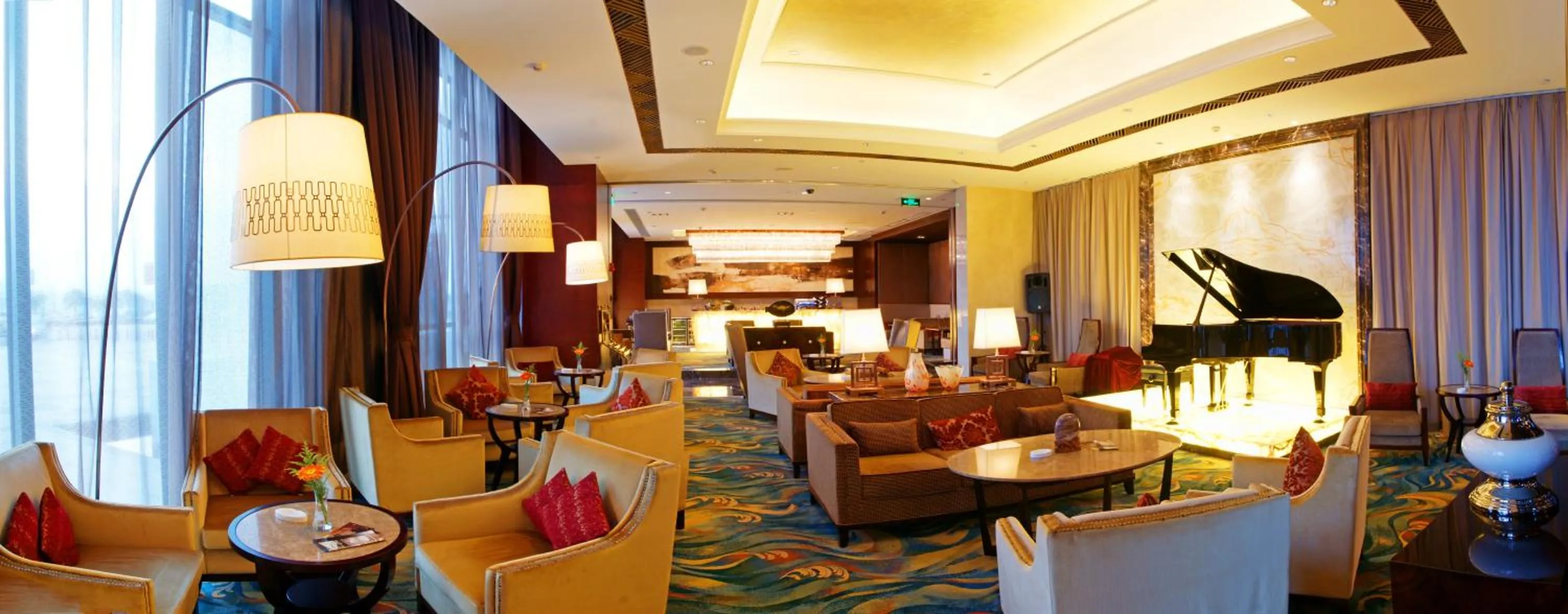 Lounge or bar in Crowne Plaza Yichang by IHG