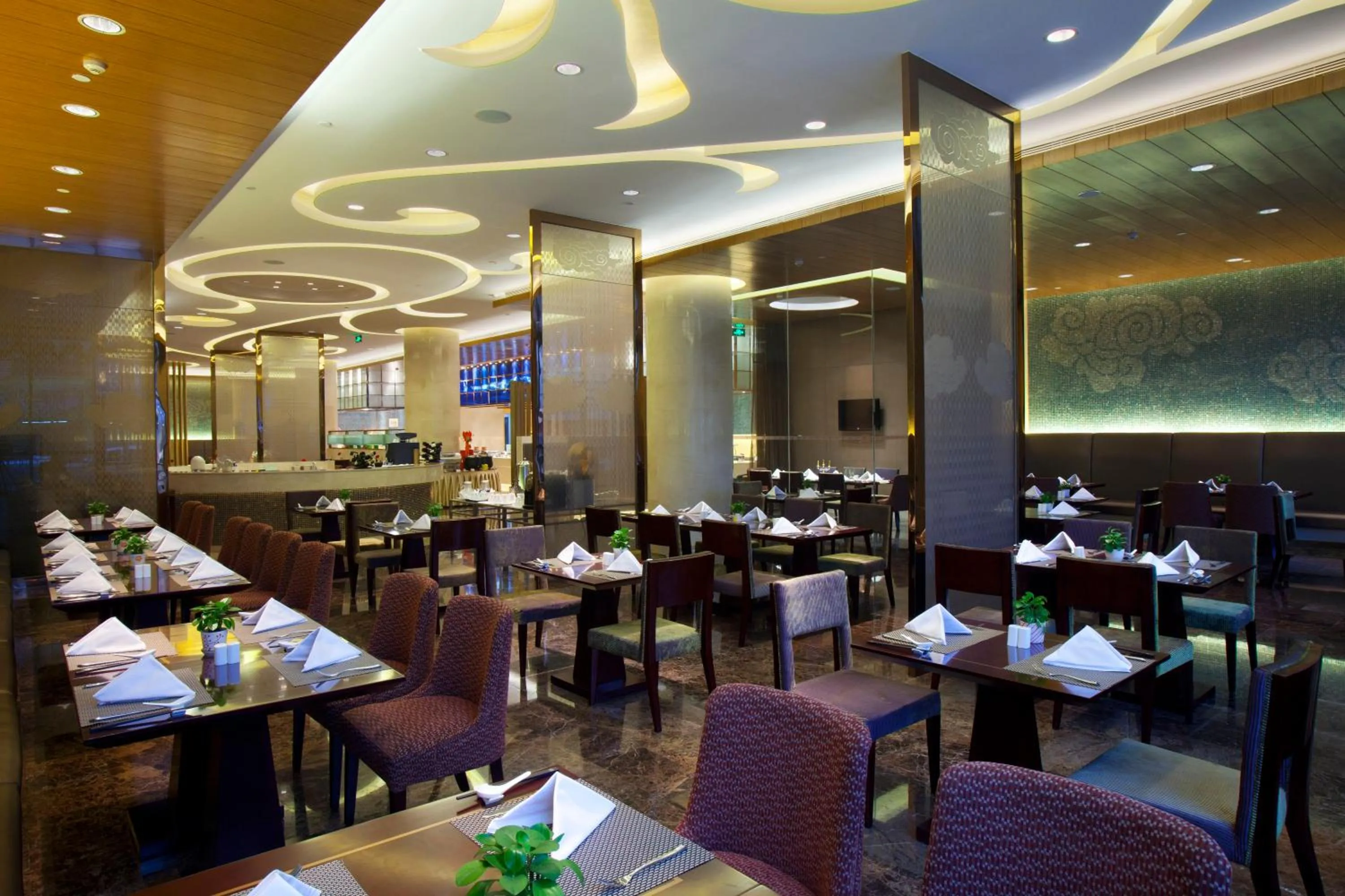 Restaurant/places to eat in Crowne Plaza Yichang by IHG