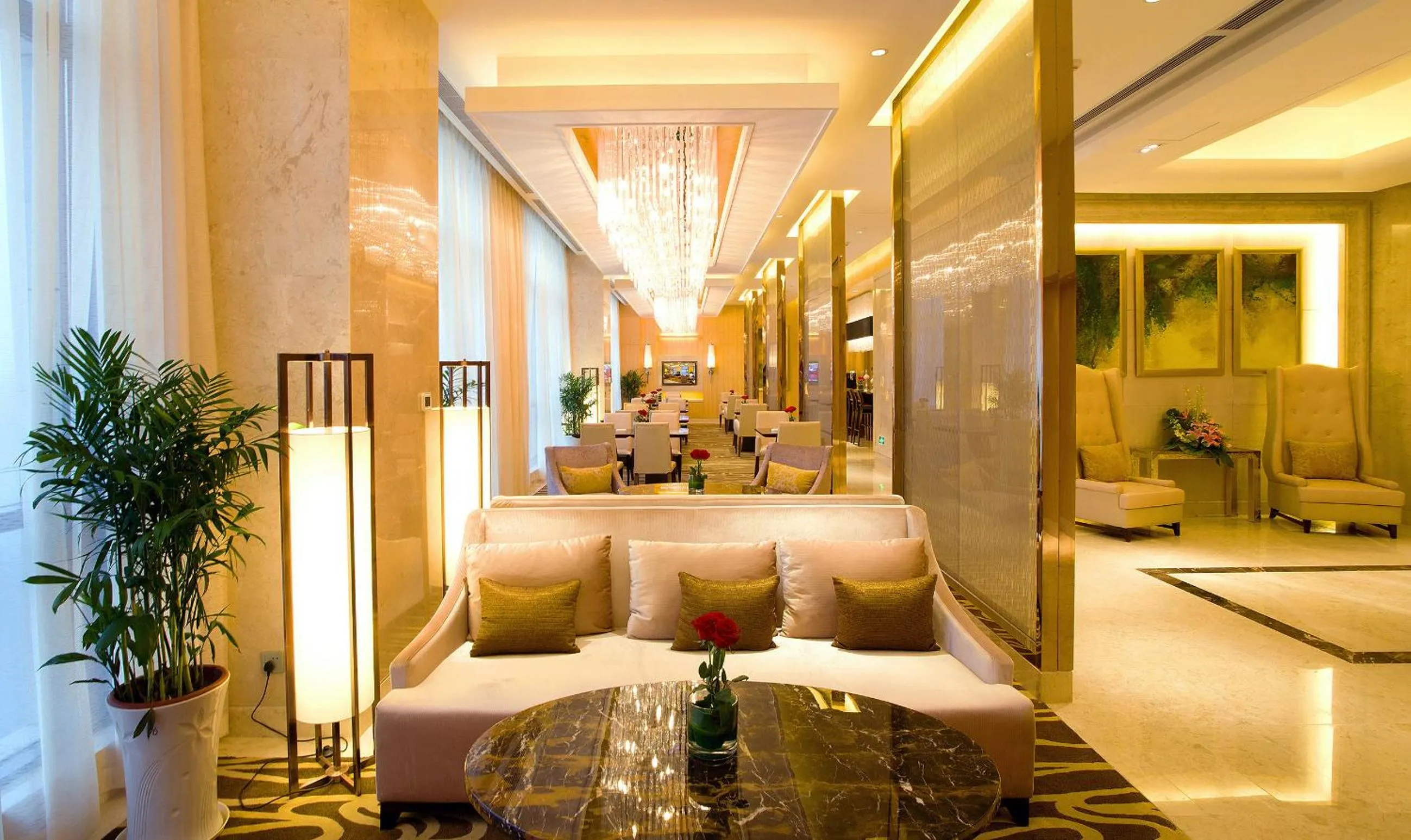 Lounge or bar in Crowne Plaza Yichang by IHG