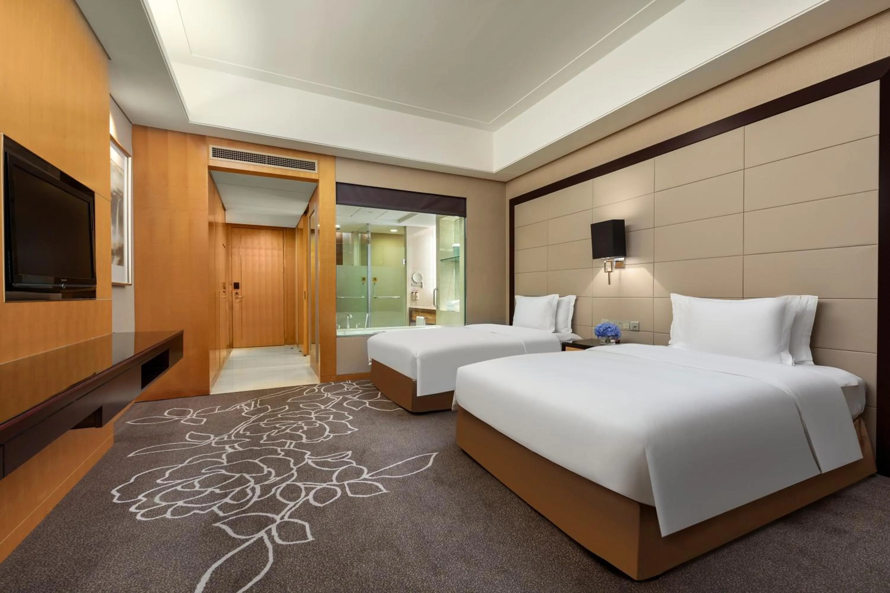 Photo of the whole room, Bed in Crowne Plaza Yichang by IHG