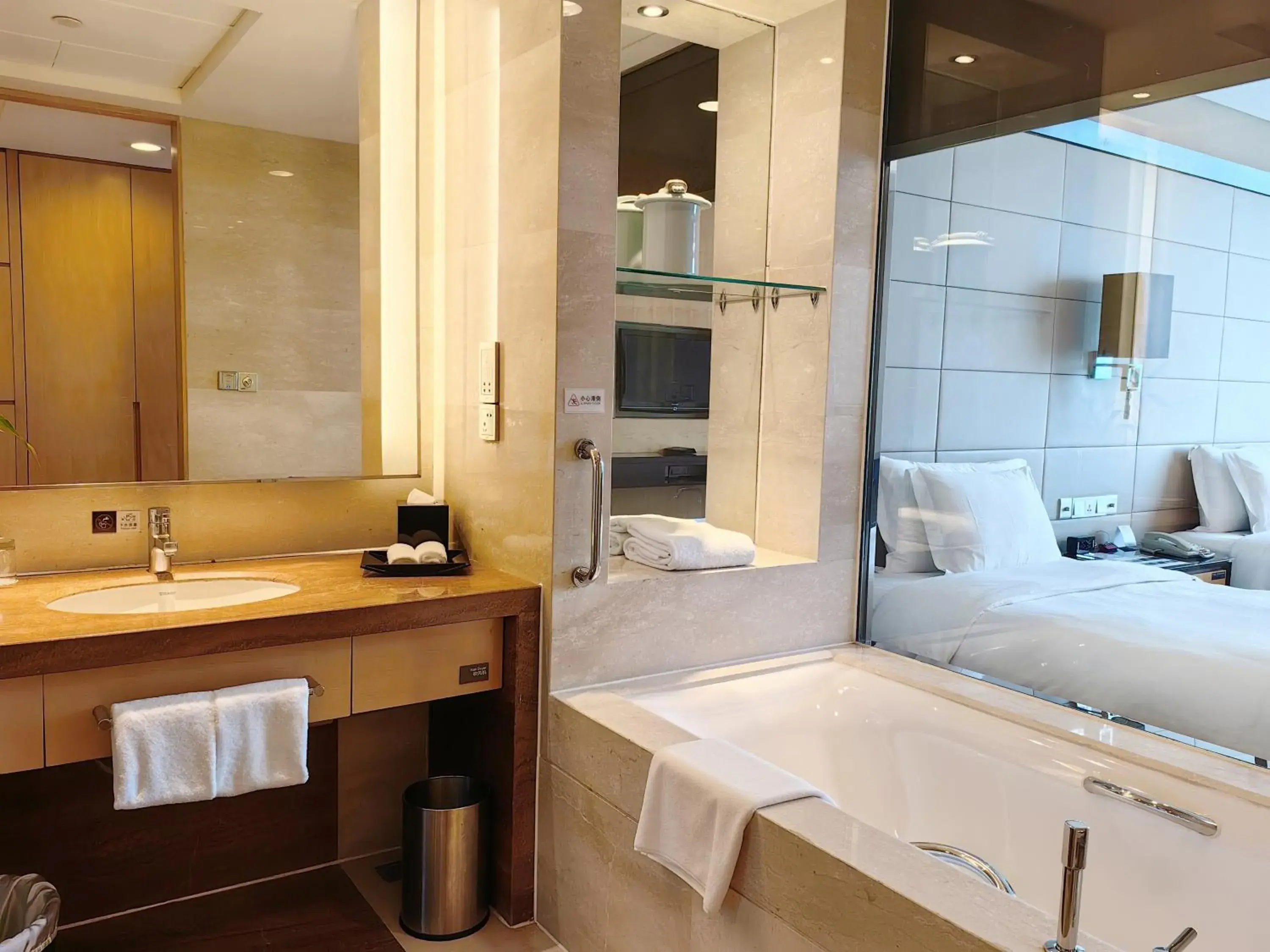 Standard Twin Room in Crowne Plaza Yichang by IHG Standard Twin Room in Crowne Plaza Yichang by IHG