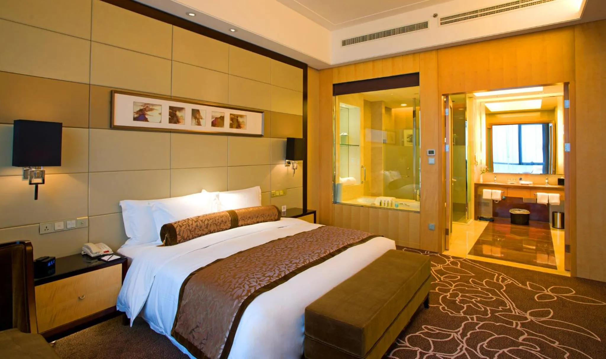 Bedroom, Bed in Crowne Plaza Yichang by IHG