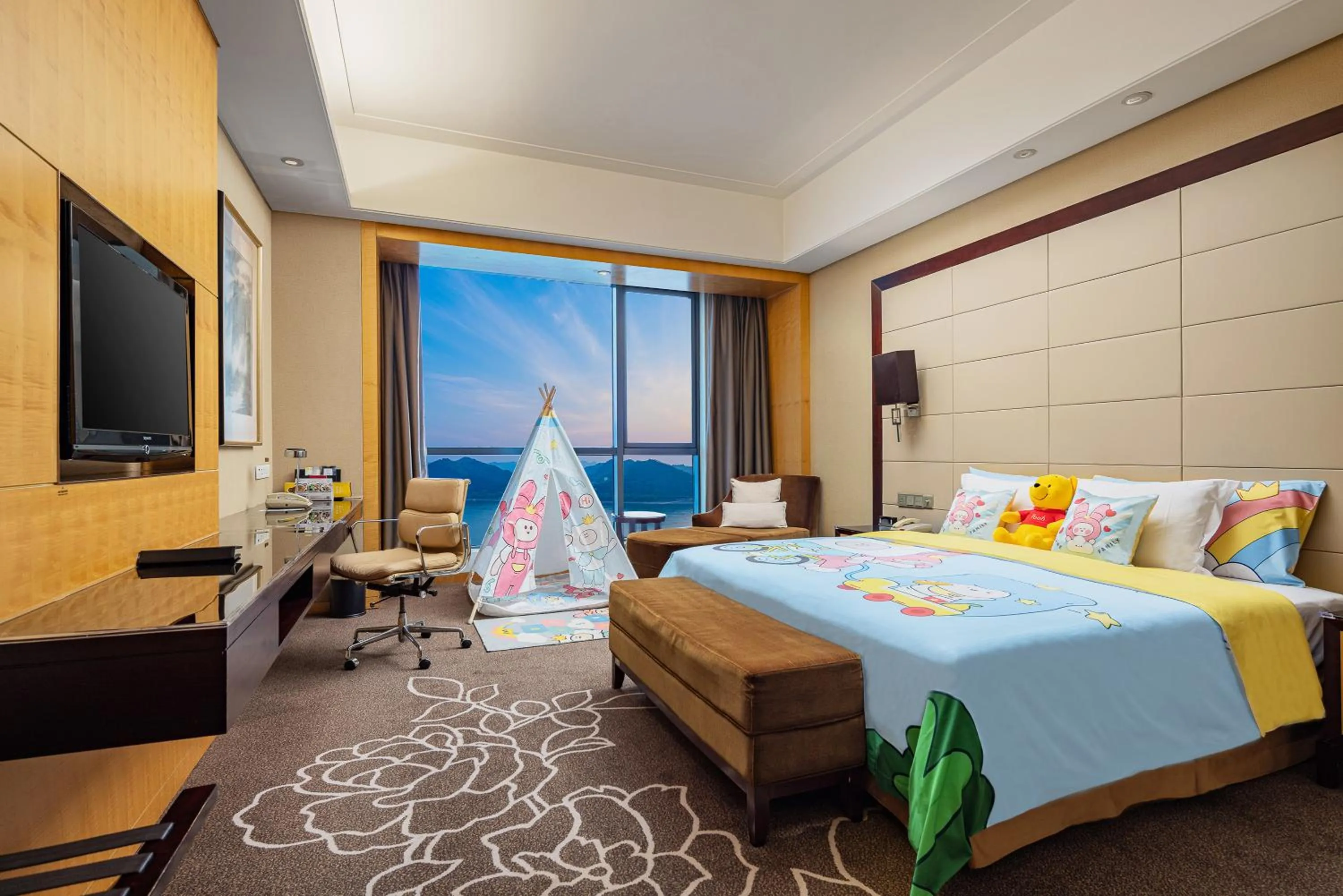 Photo of the whole room, Bed in Crowne Plaza Yichang by IHG