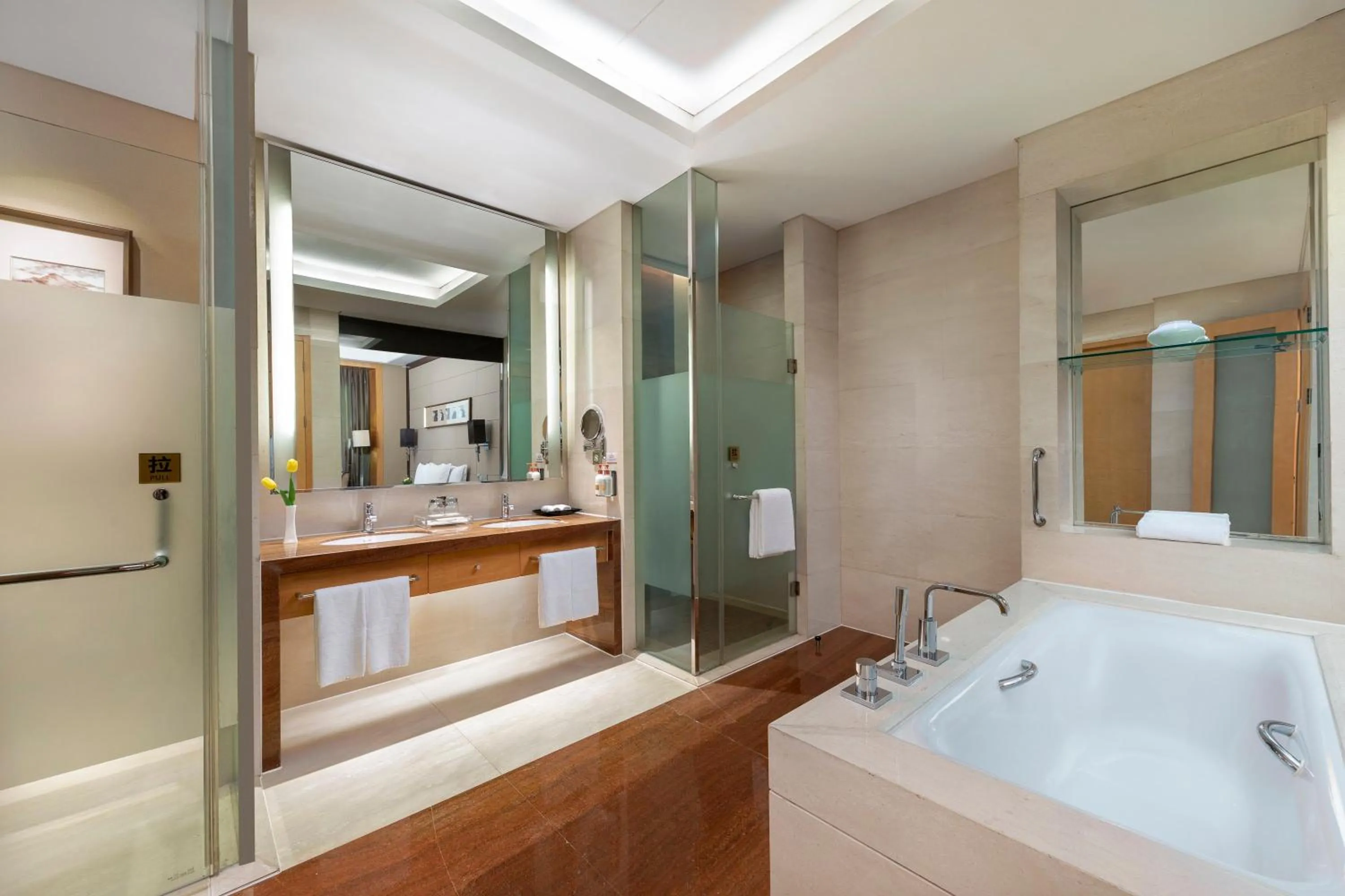 Photo of the whole room in Crowne Plaza Yichang by IHG