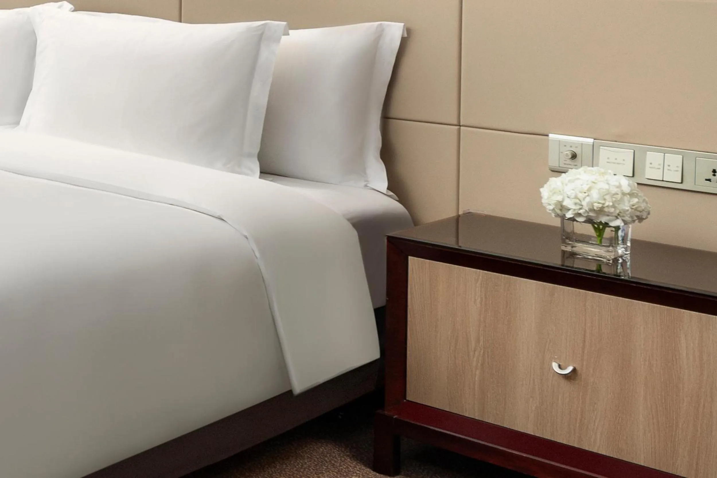 Photo of the whole room, Bed in Crowne Plaza Yichang by IHG