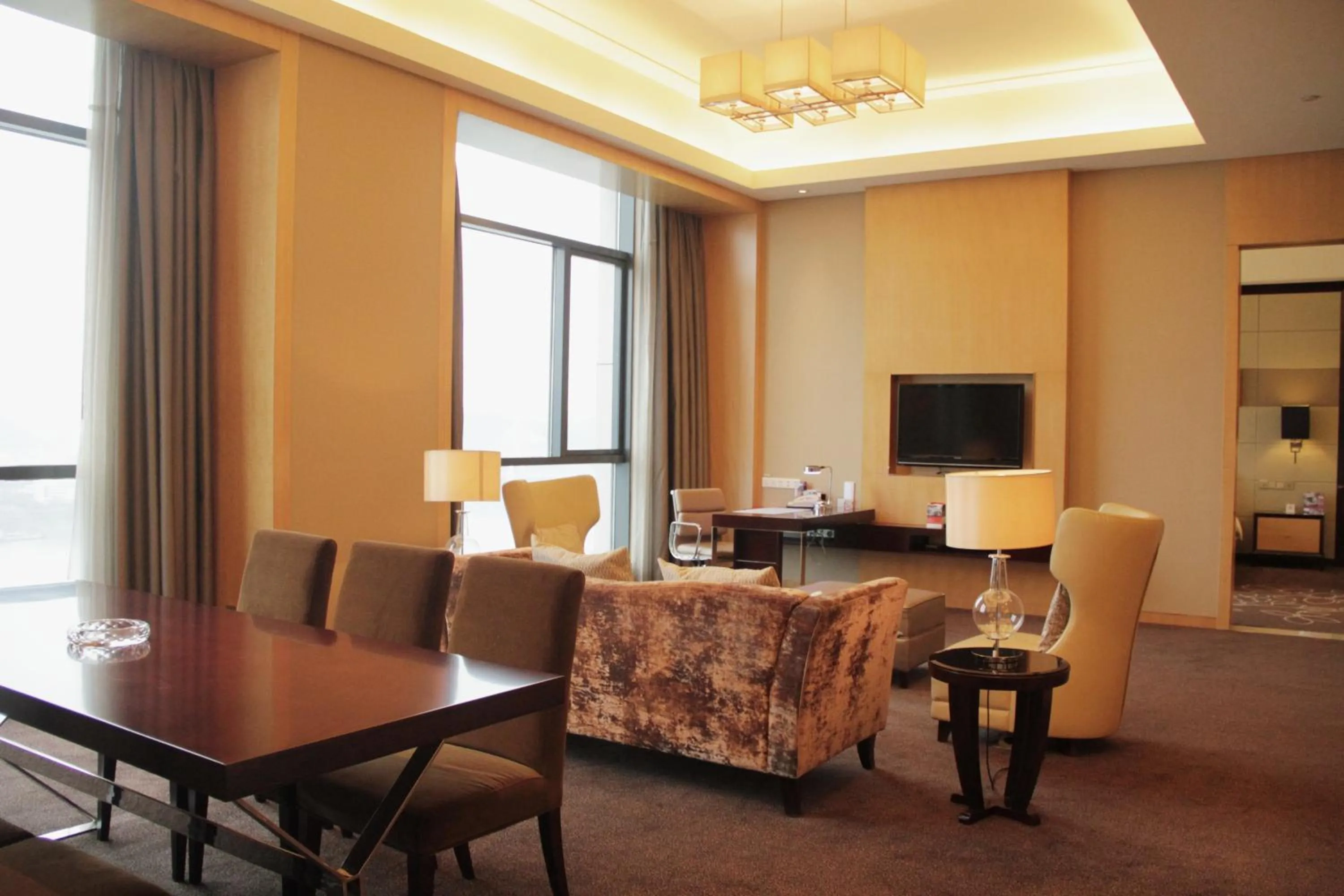 TV and multimedia in Crowne Plaza Yichang by IHG