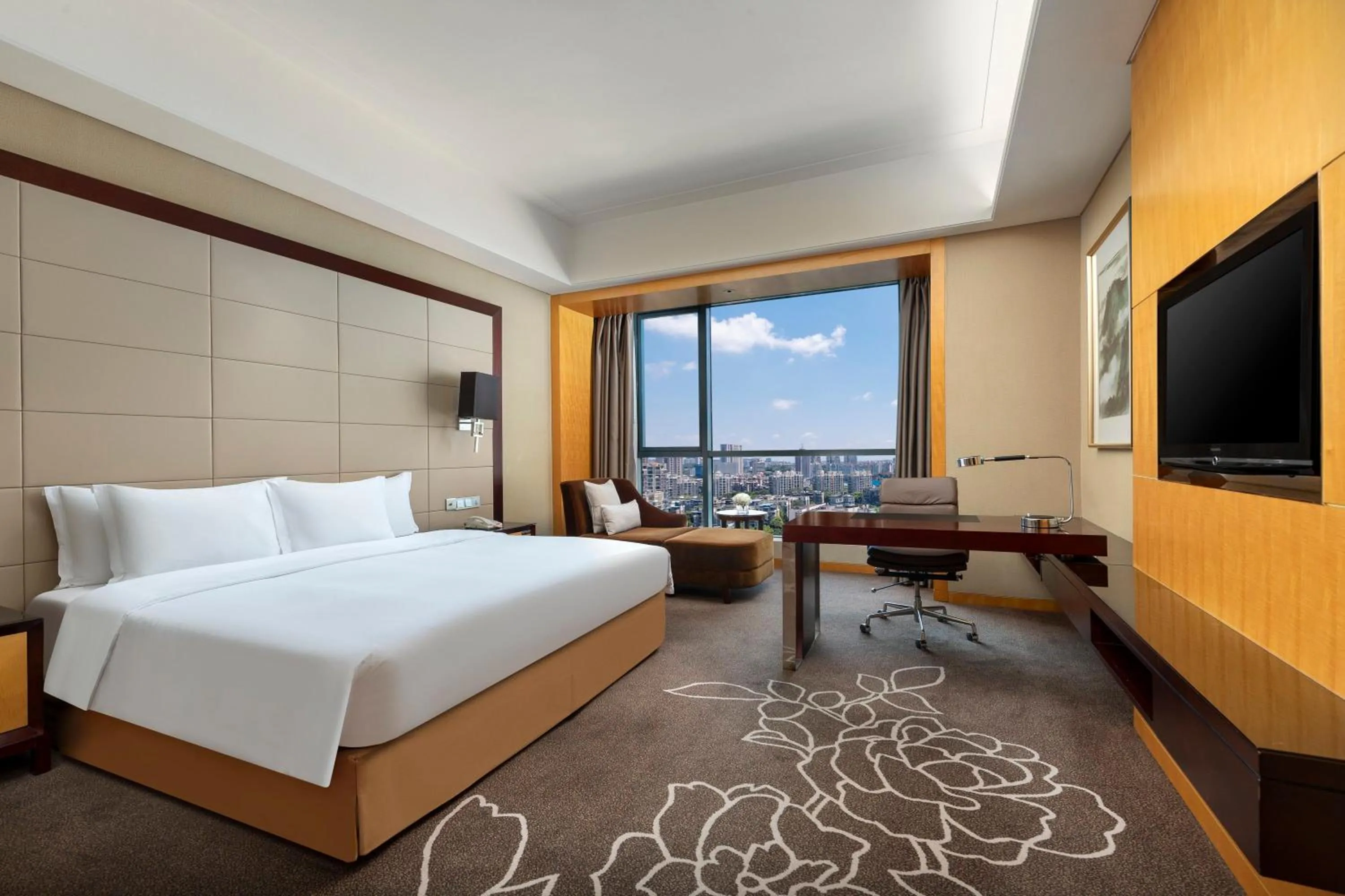 Photo of the whole room, Bed in Crowne Plaza Yichang by IHG