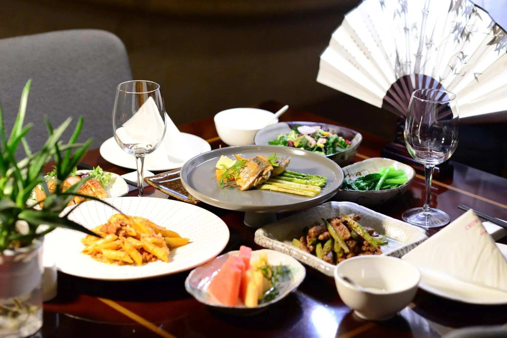 Restaurant/places to eat in Crowne Plaza Yichang by IHG