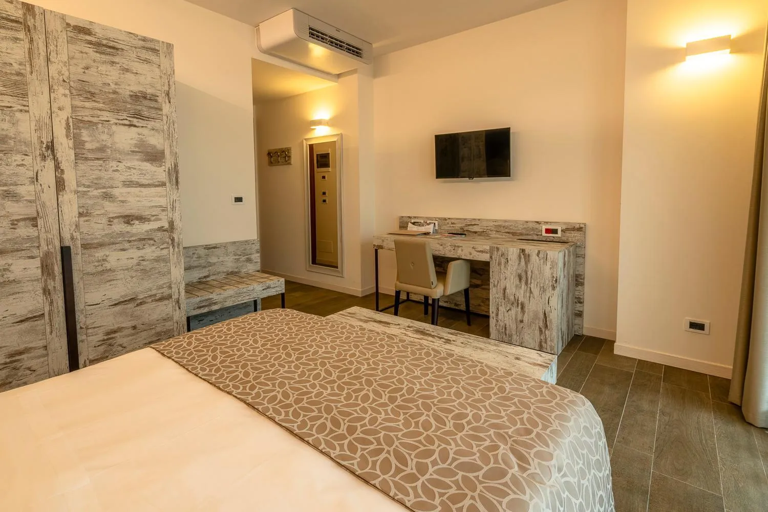 TV and multimedia, Bed in Hotel Ambassador