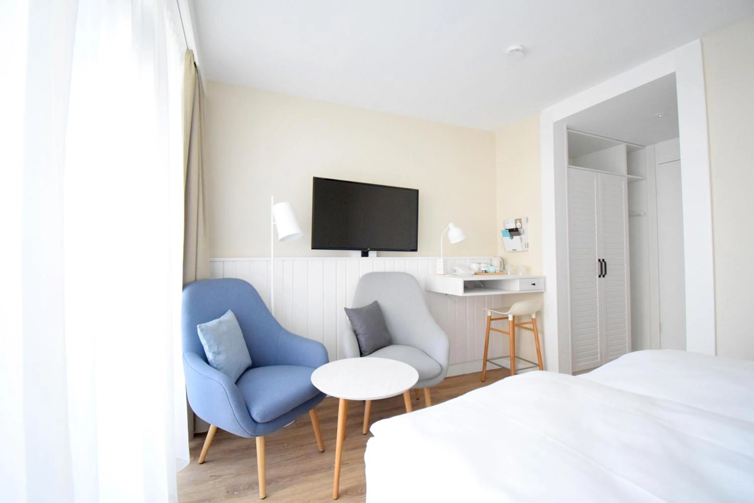 Photo of the whole room, Bed in Wyn. Strandhotel Sylt