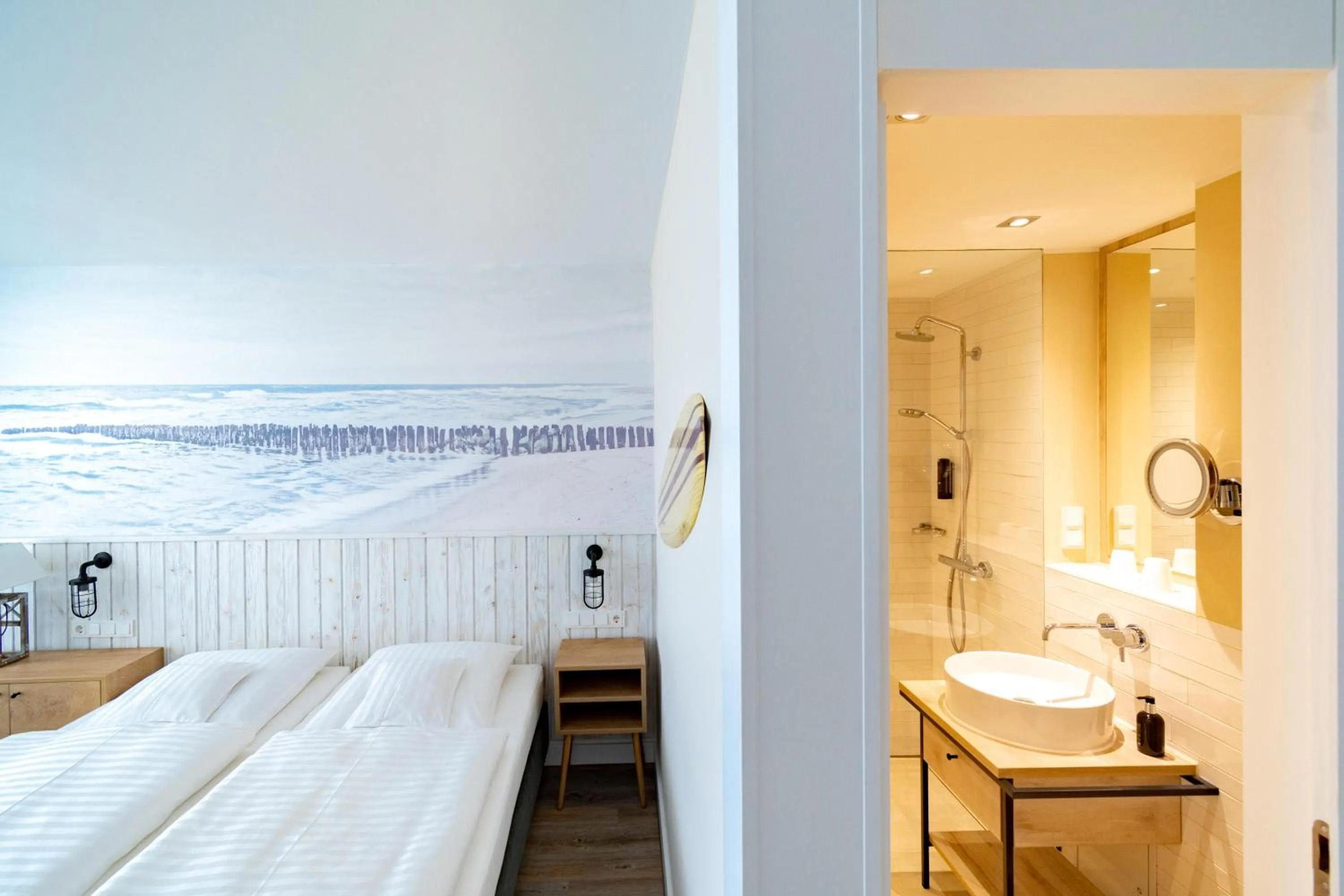 Bathroom, Bed in Wyn. Strandhotel Sylt