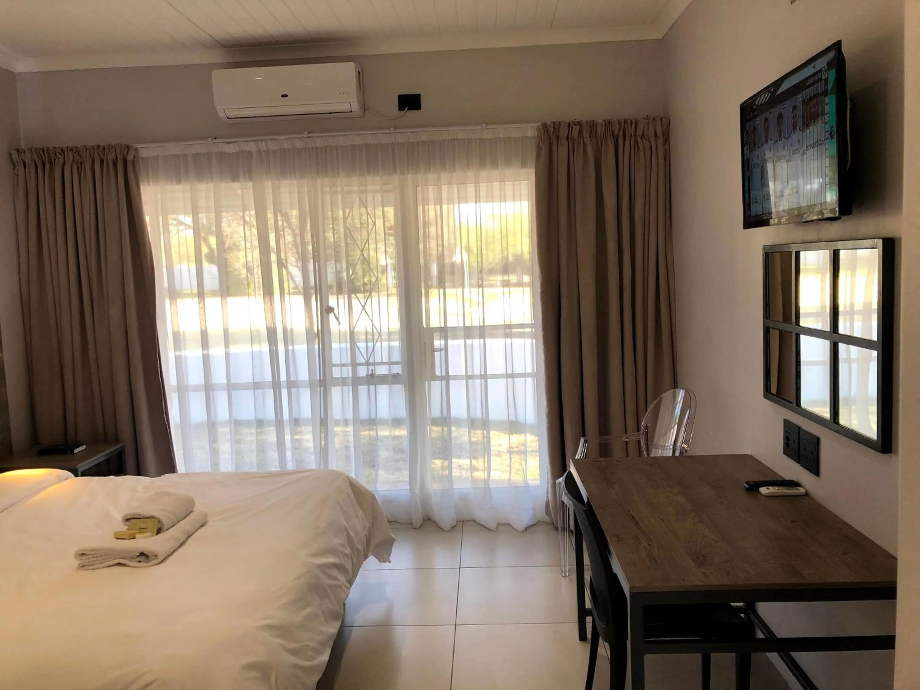 Bedroom, Bed in Umtali Country Inn