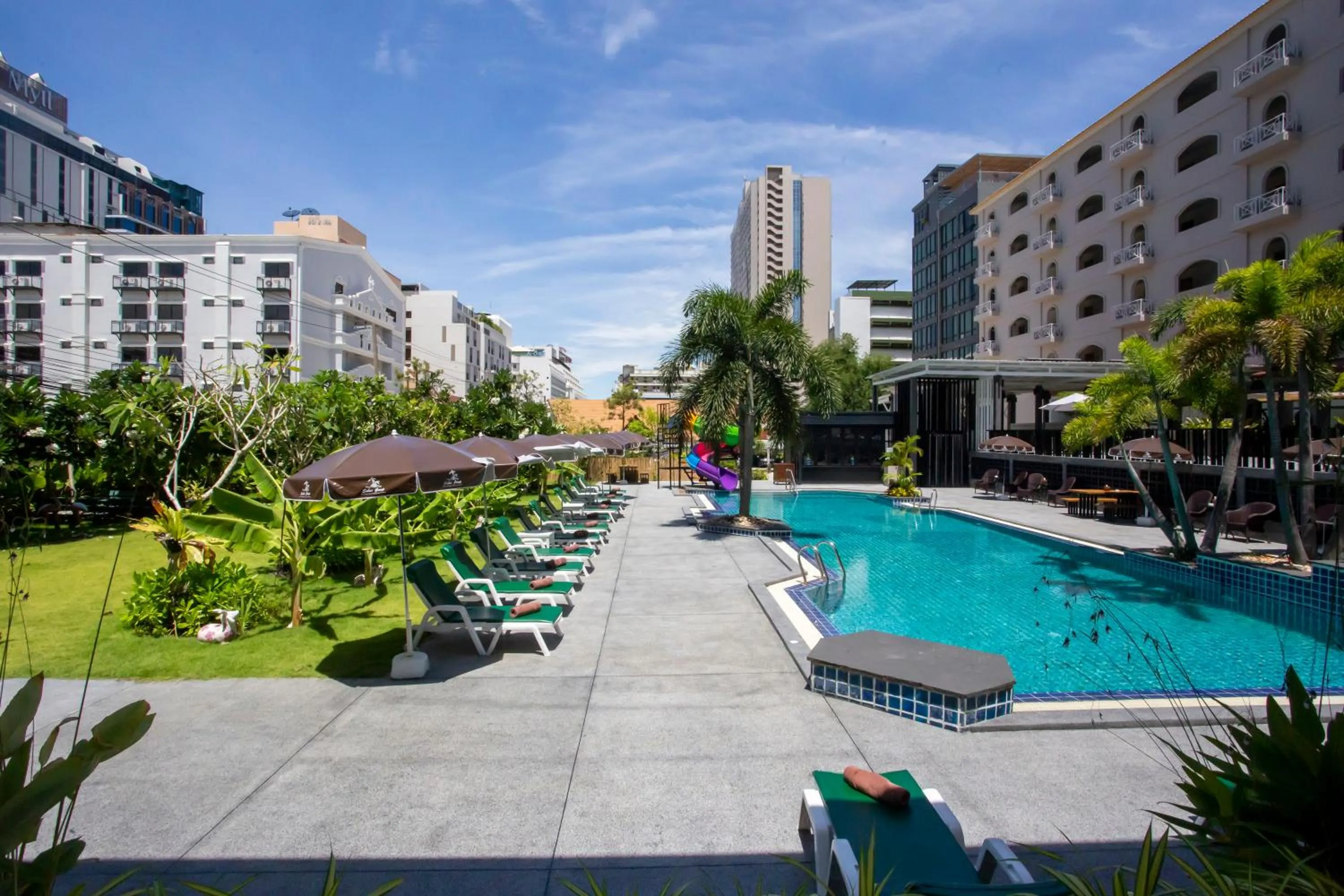 Swimming pool in Sabai Inn
