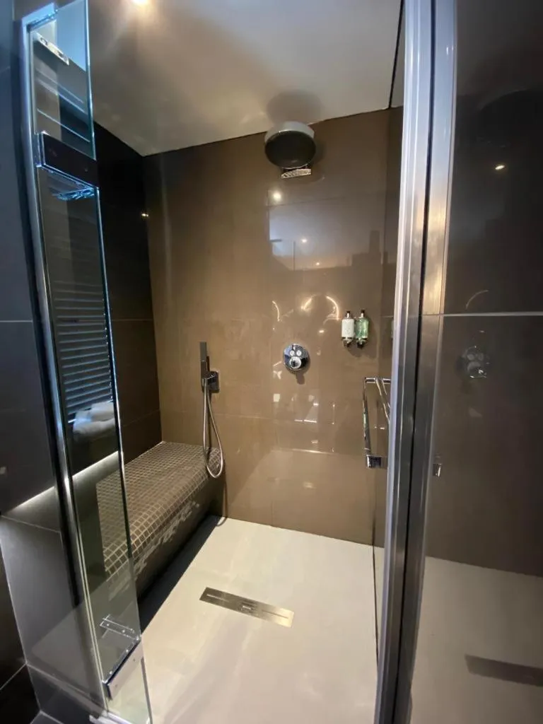 Shower in The Bold Hotel; BW Signature Collection