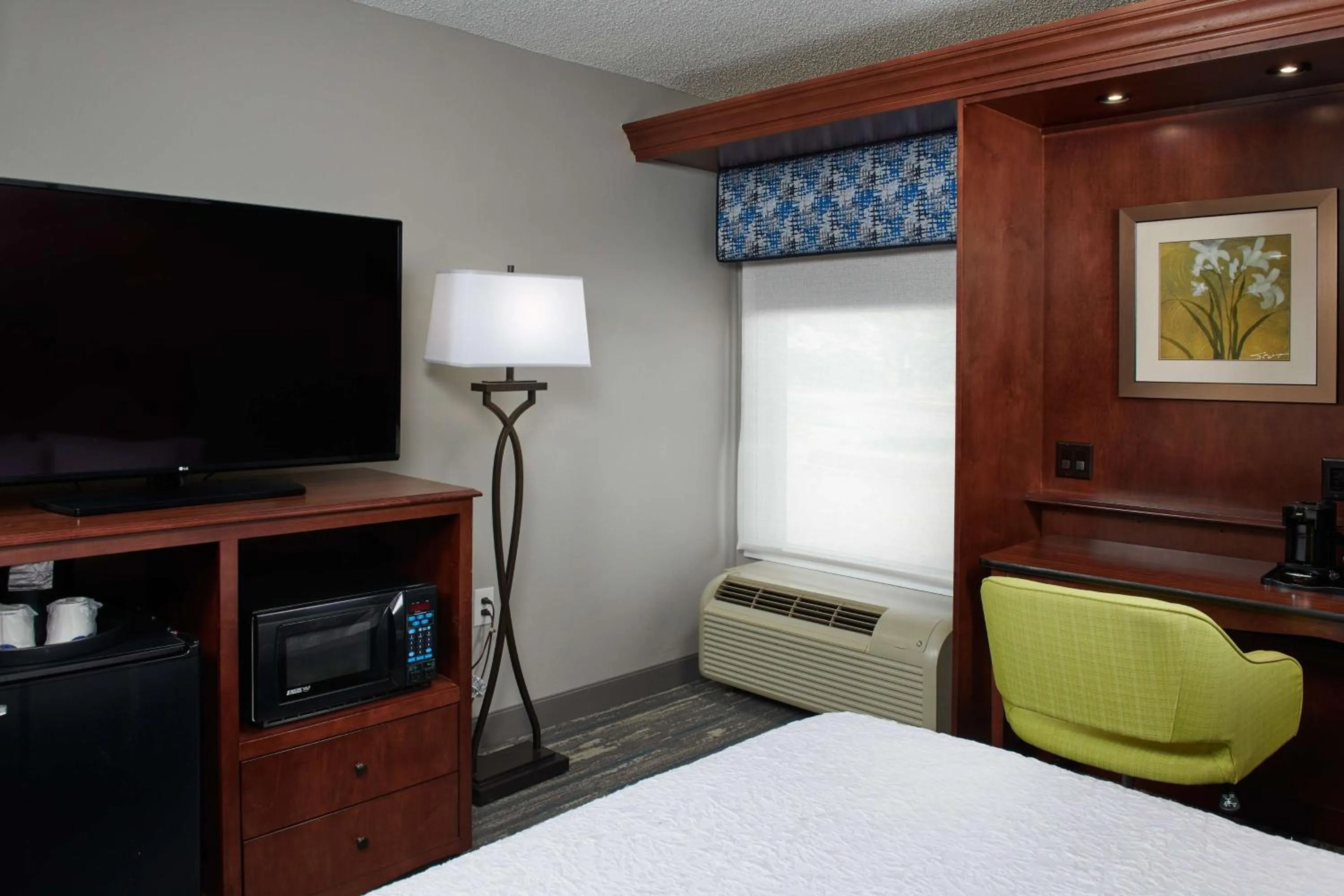 Living room, Bed in Hampton Inn Atlanta-Cumberland Mall/Cobb Galleria Area