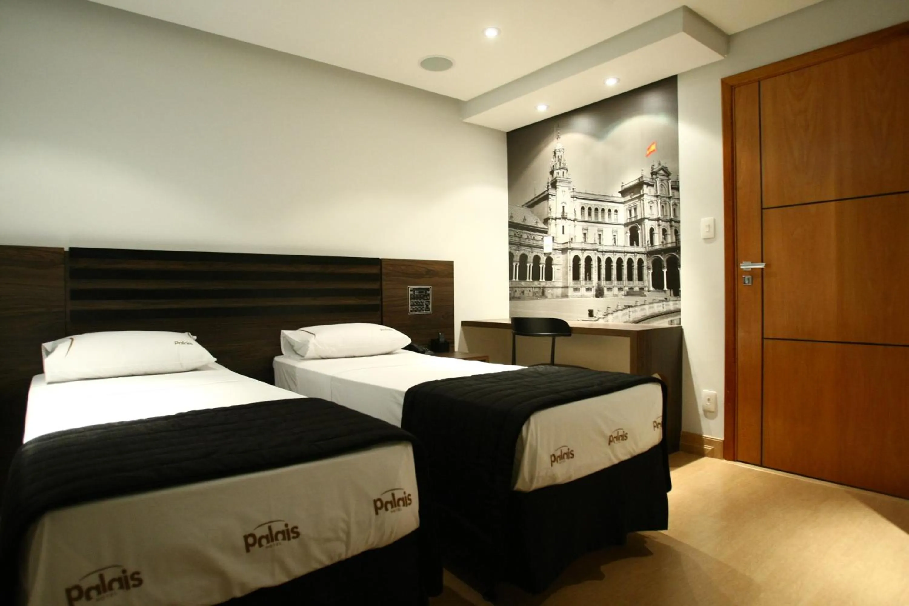 Photo of the whole room, Bed in Palais Hotel