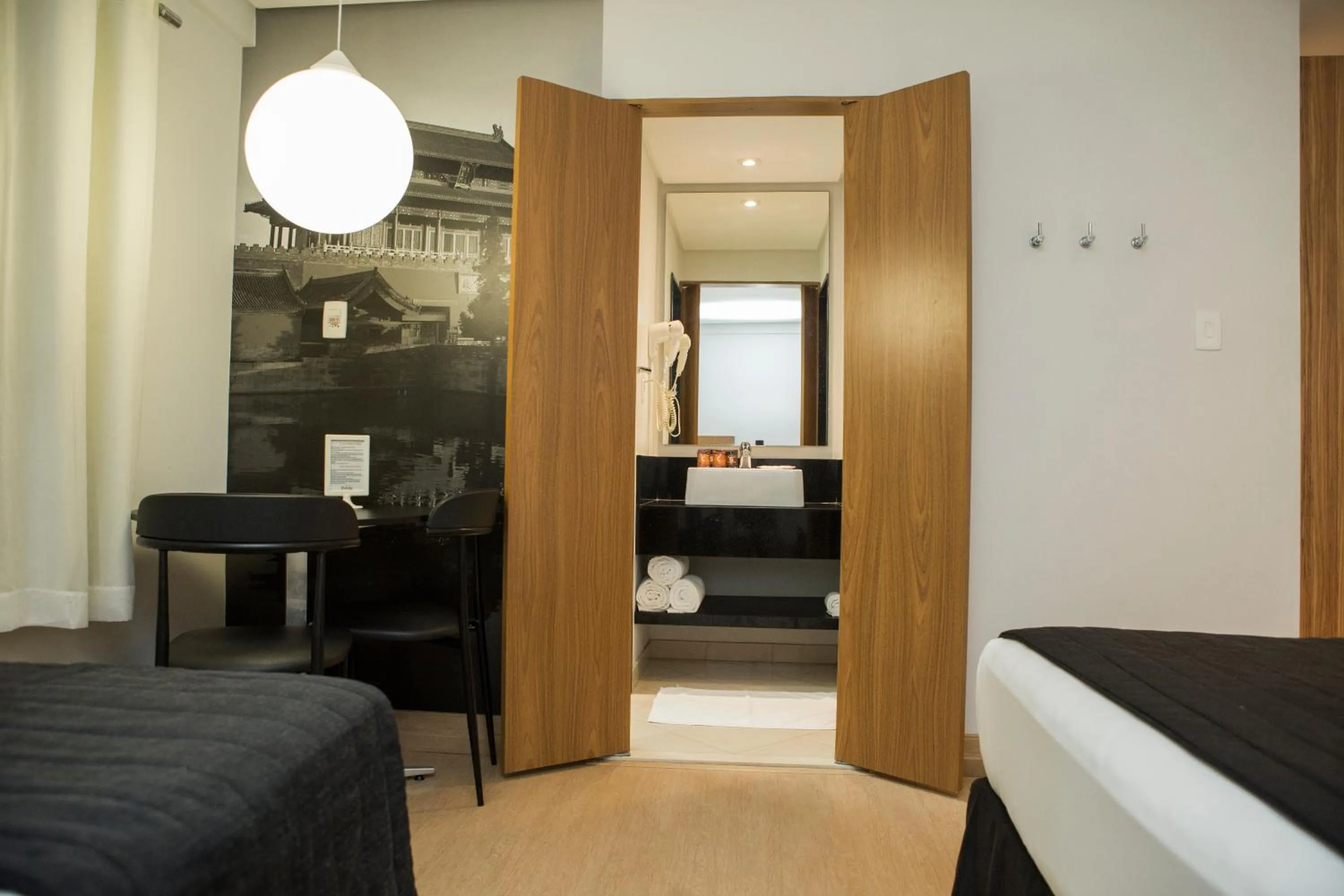 Bathroom, Bed in Palais Hotel