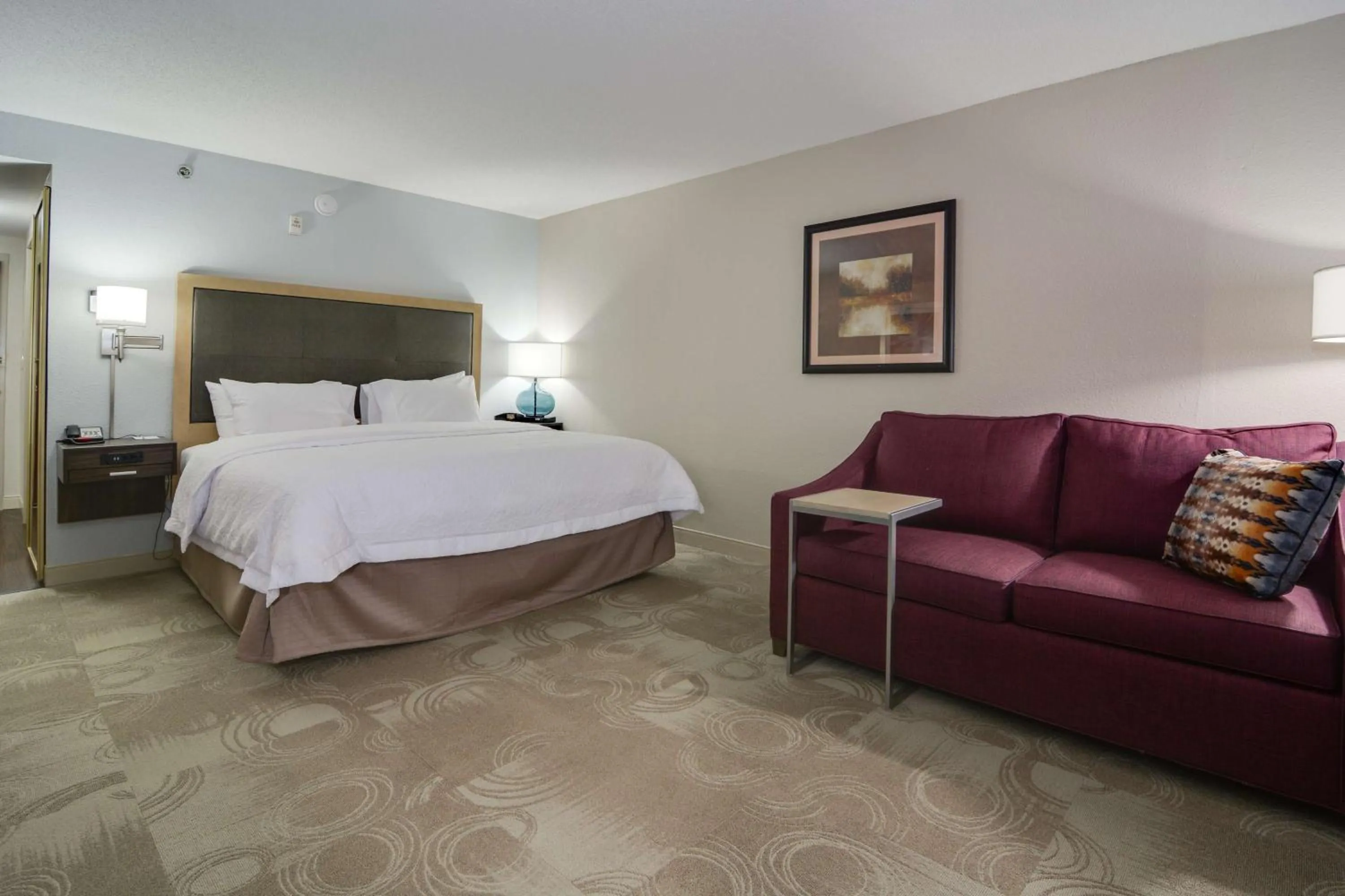Living room, Bed in Hampton Inn Atlanta-Fairburn