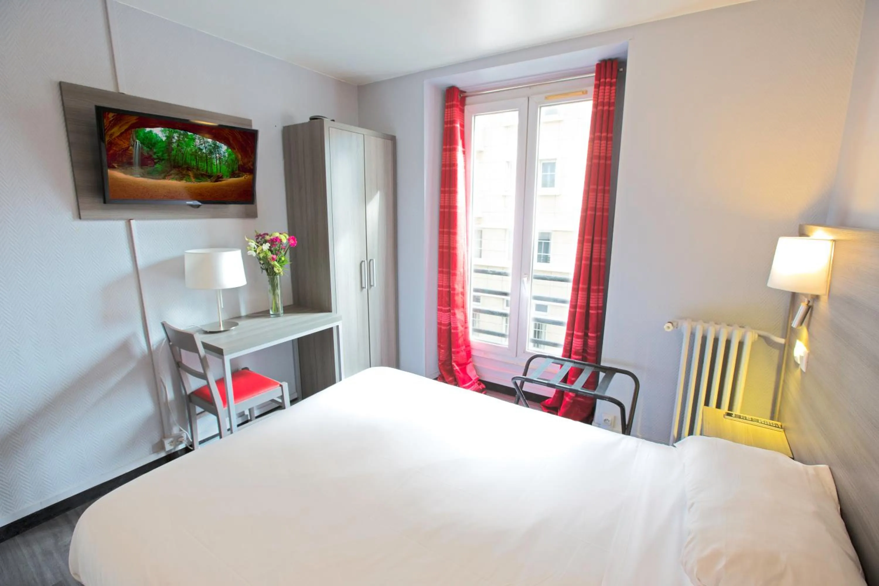 Bed in Hipotel Paris Père-Lachaise République