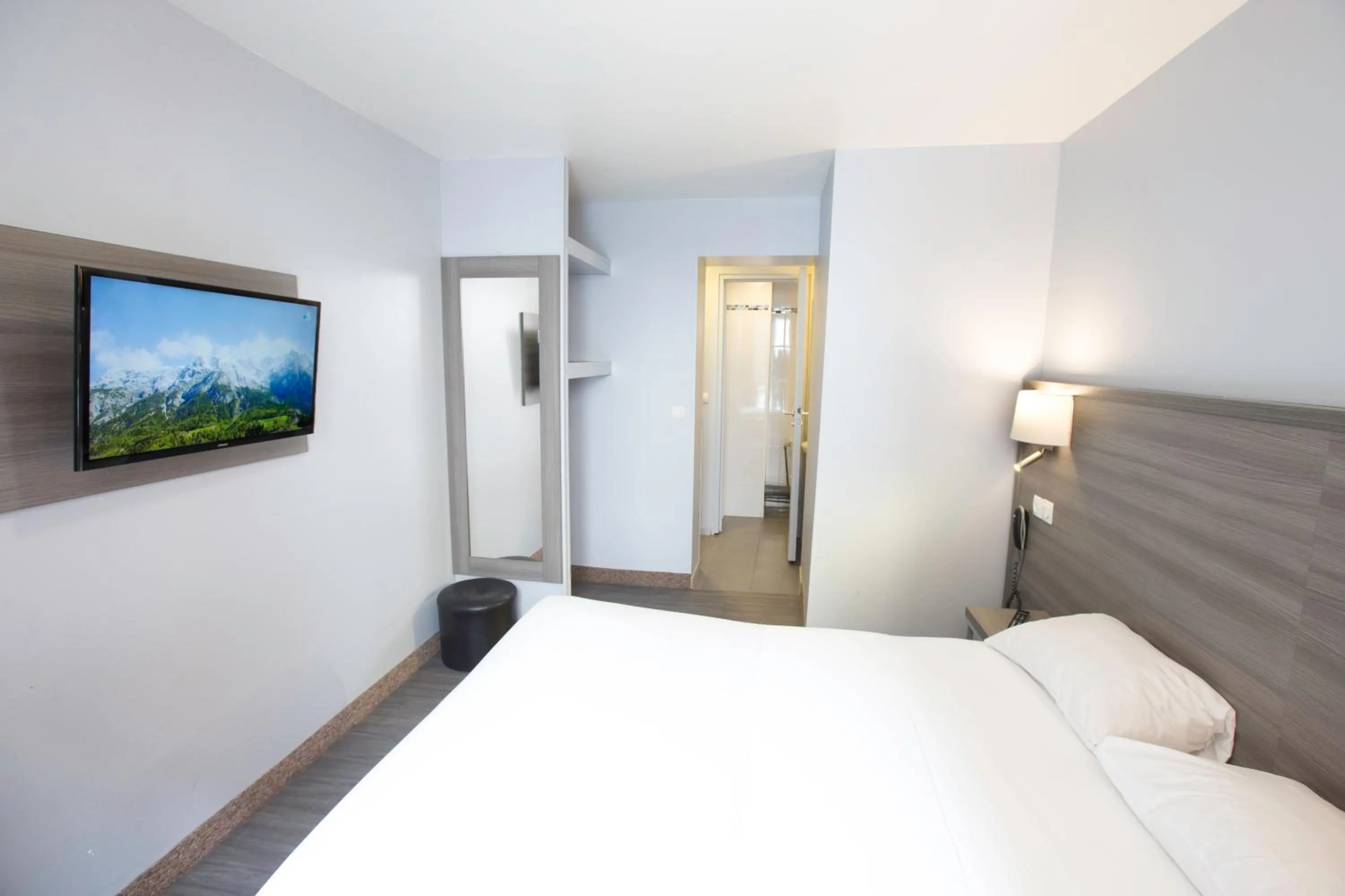 TV and multimedia, Bed in Hipotel Paris Père-Lachaise République