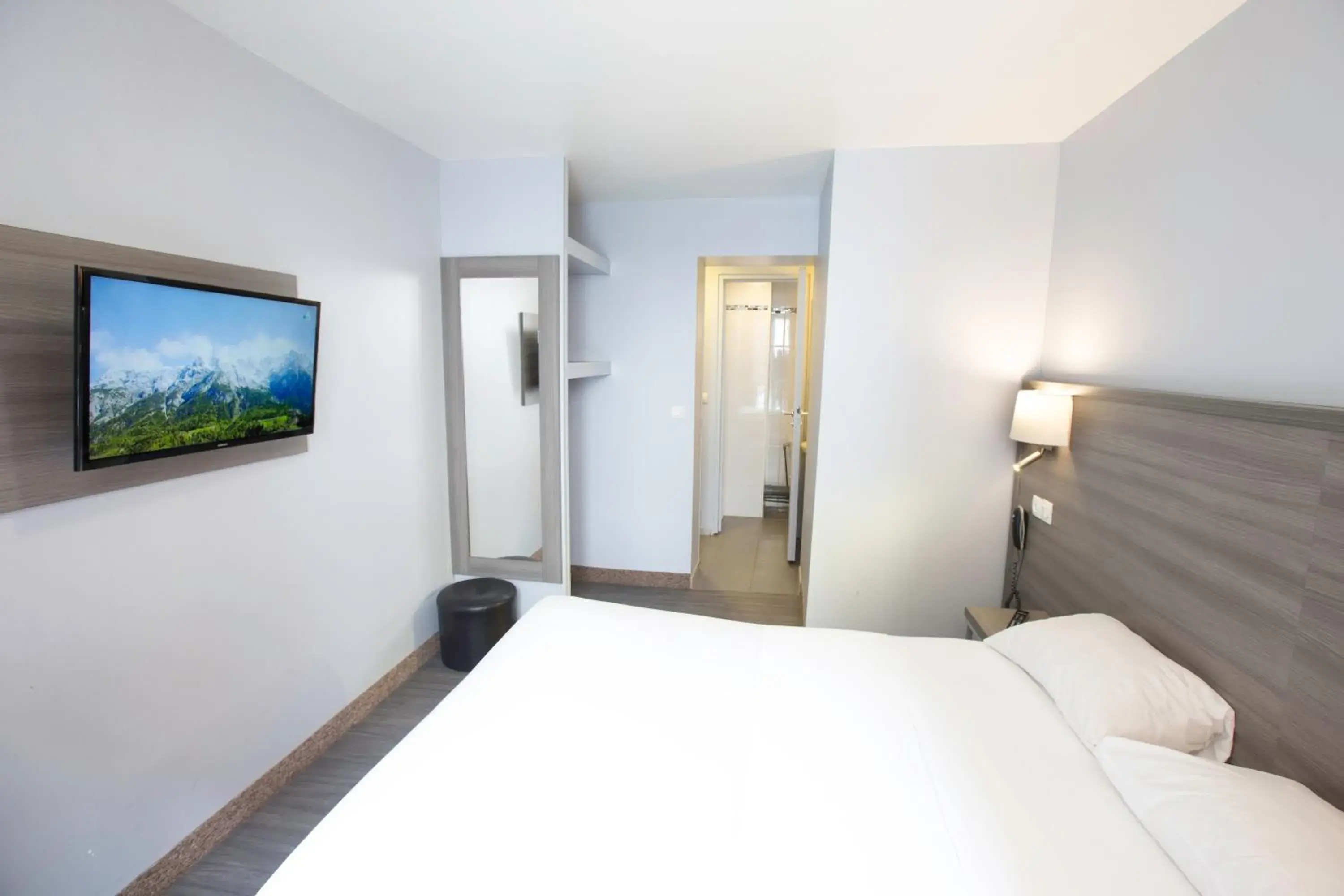 Double Room in Hipotel Paris Père-Lachaise République Double Room in Hipotel Paris Père-Lachaise République