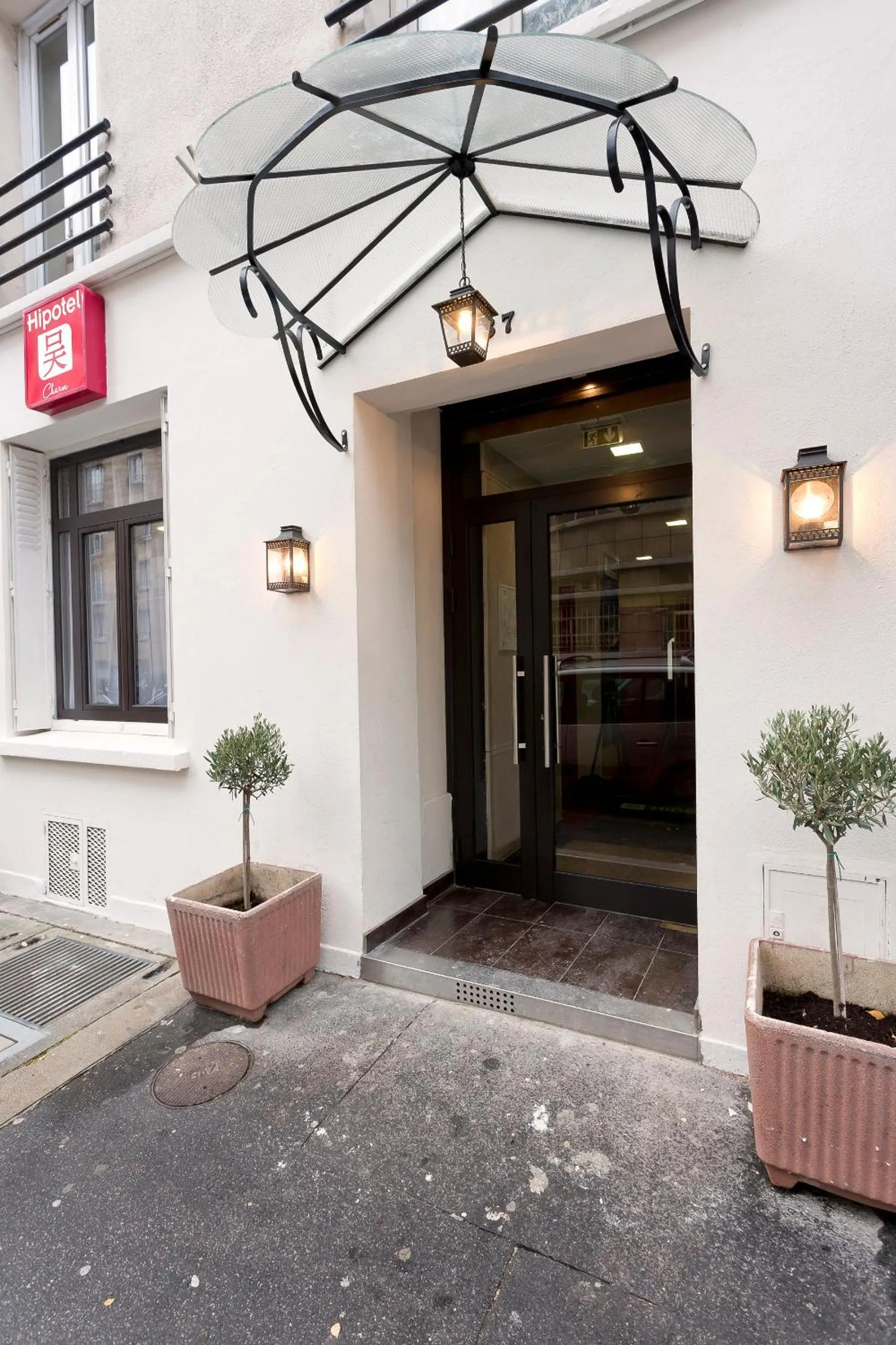 Facade/entrance in Hipotel Paris Père-Lachaise République