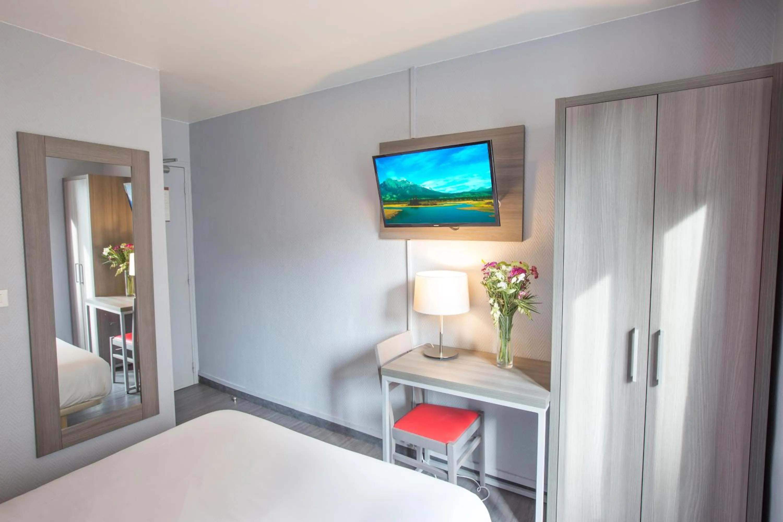 Bed in Hipotel Paris Père-Lachaise République