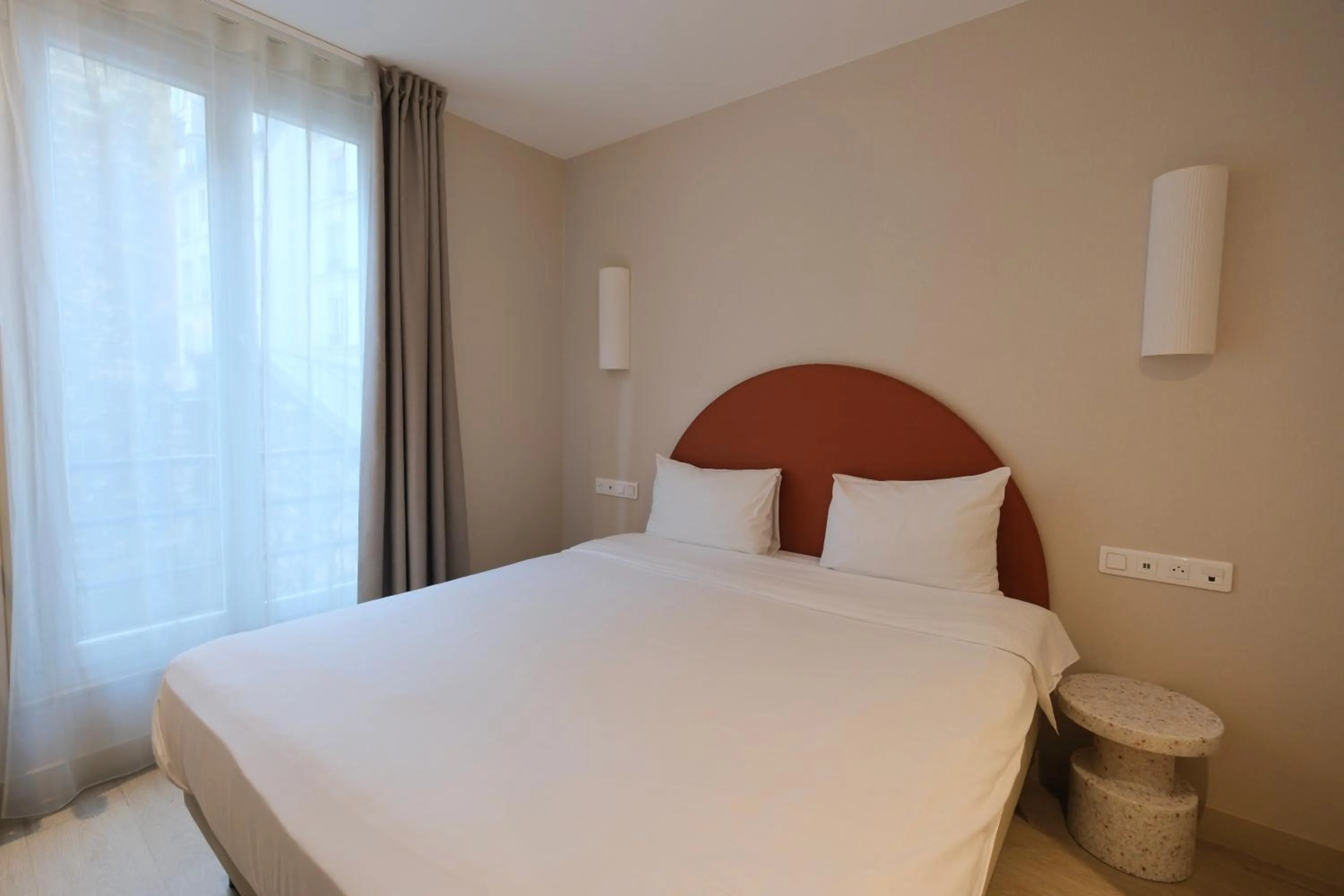 Bed in Hipotel Paris Père-Lachaise République