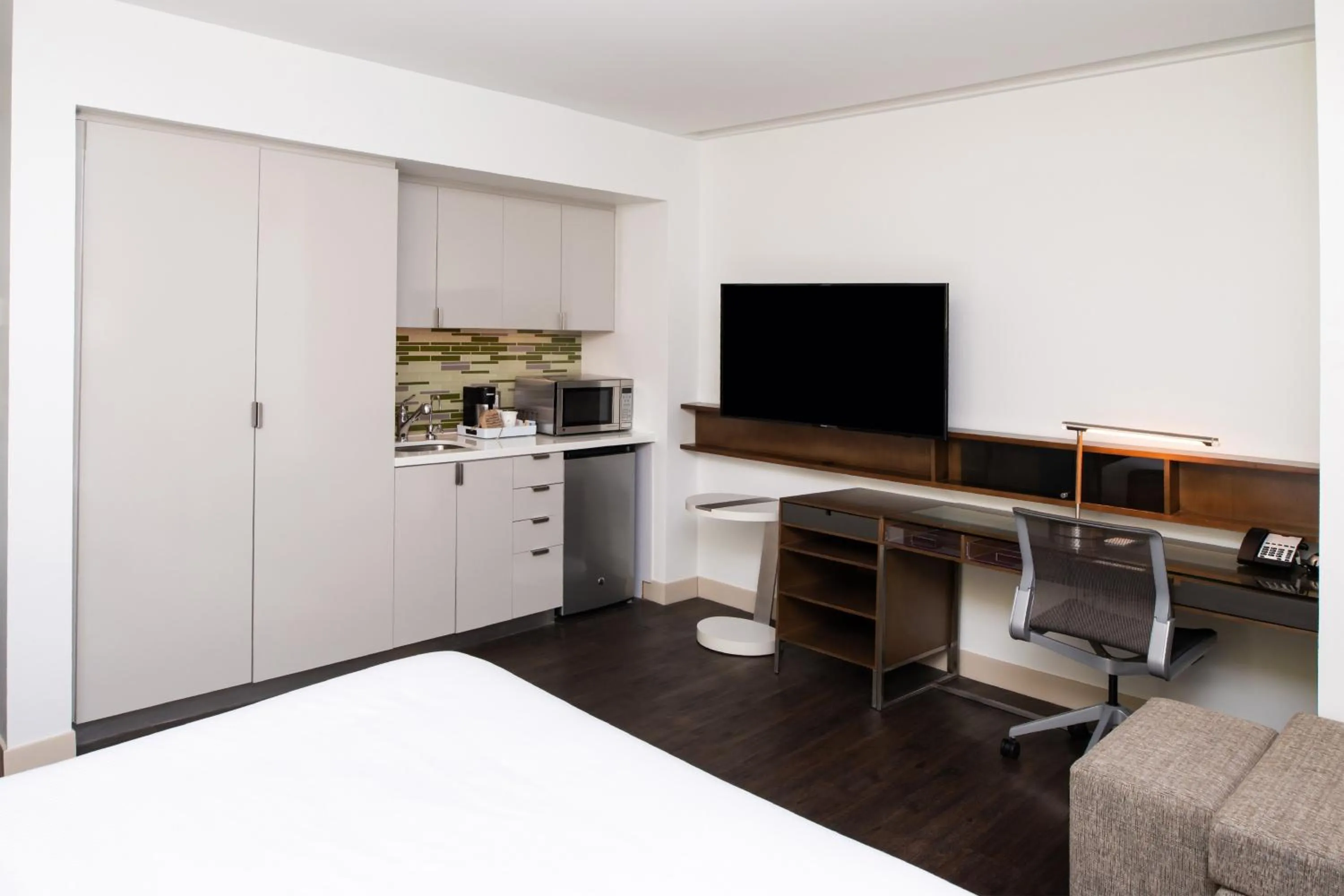 Photo of the whole room, Bed in Element Lexington