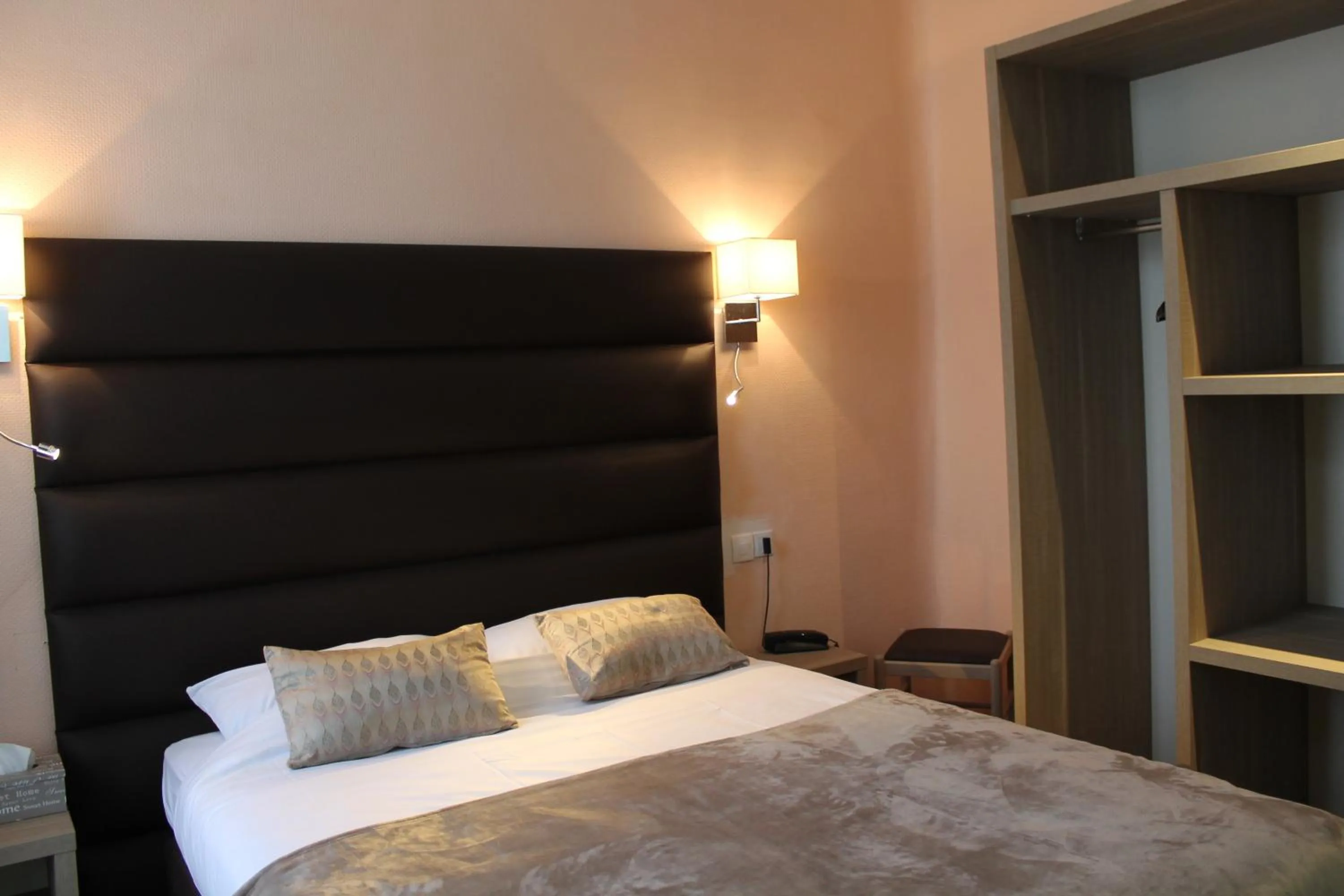 Bedroom, Bed in Hotel Napoléon